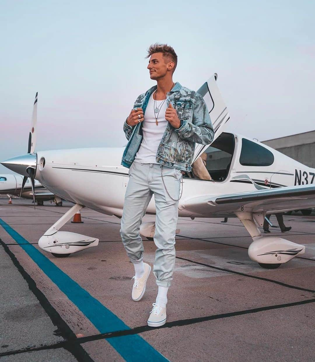 ゲスさんのインスタグラム写真 - (ゲスInstagram)「@markdohner catchin’ flights ✈️✨ where‘s your next getaway? #GUESSMen」5月29日 1時48分 - guess