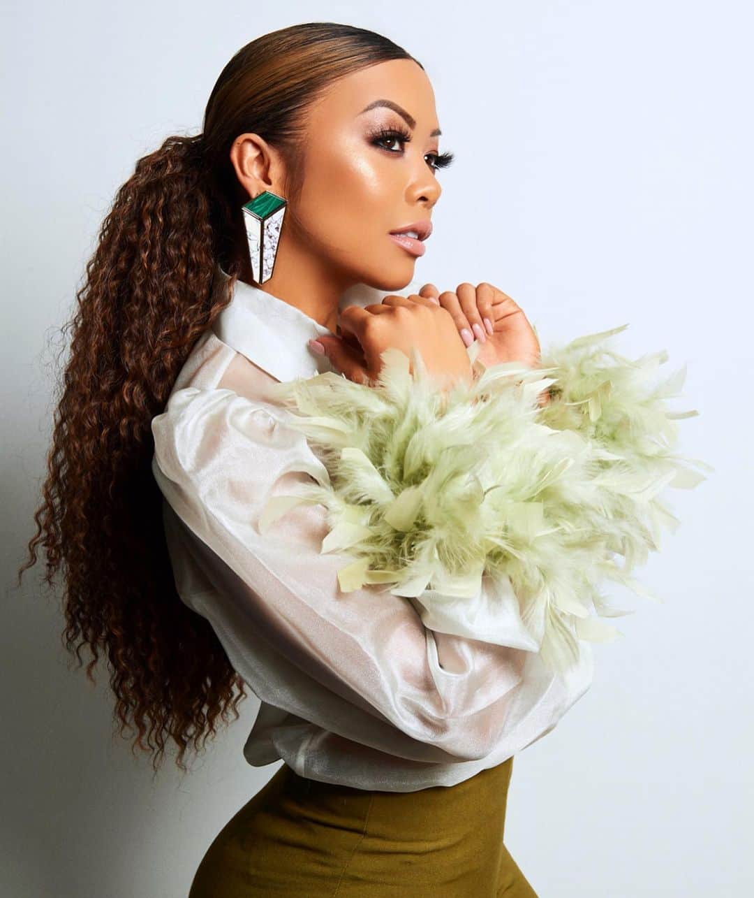 リアン Vのインスタグラム：「“Success isn’t about how it looks to others, but how it feels to you.” 📸: @brandonfs 💄: @ninasmakeup  Styled by: @mannyjaystyles Hair By: @spencerxstyle」