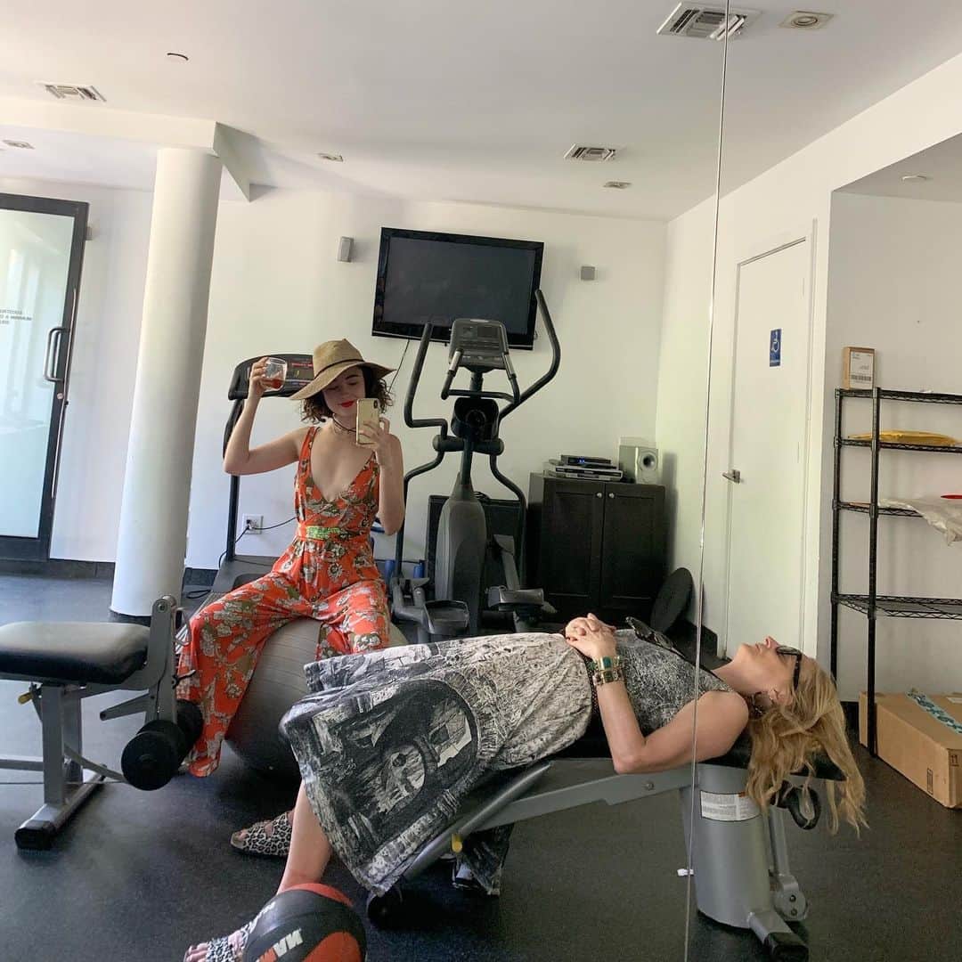 ナネットレポーのインスタグラム：「Work hard...Play hard 😉」