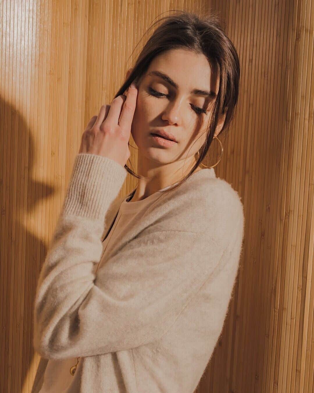 のインスタグラム：「Experts in casual luxury. Especially when it comes to cashmere // Our Maxine Cardigan has been a big hit of the season. Only a few small left in stock.」