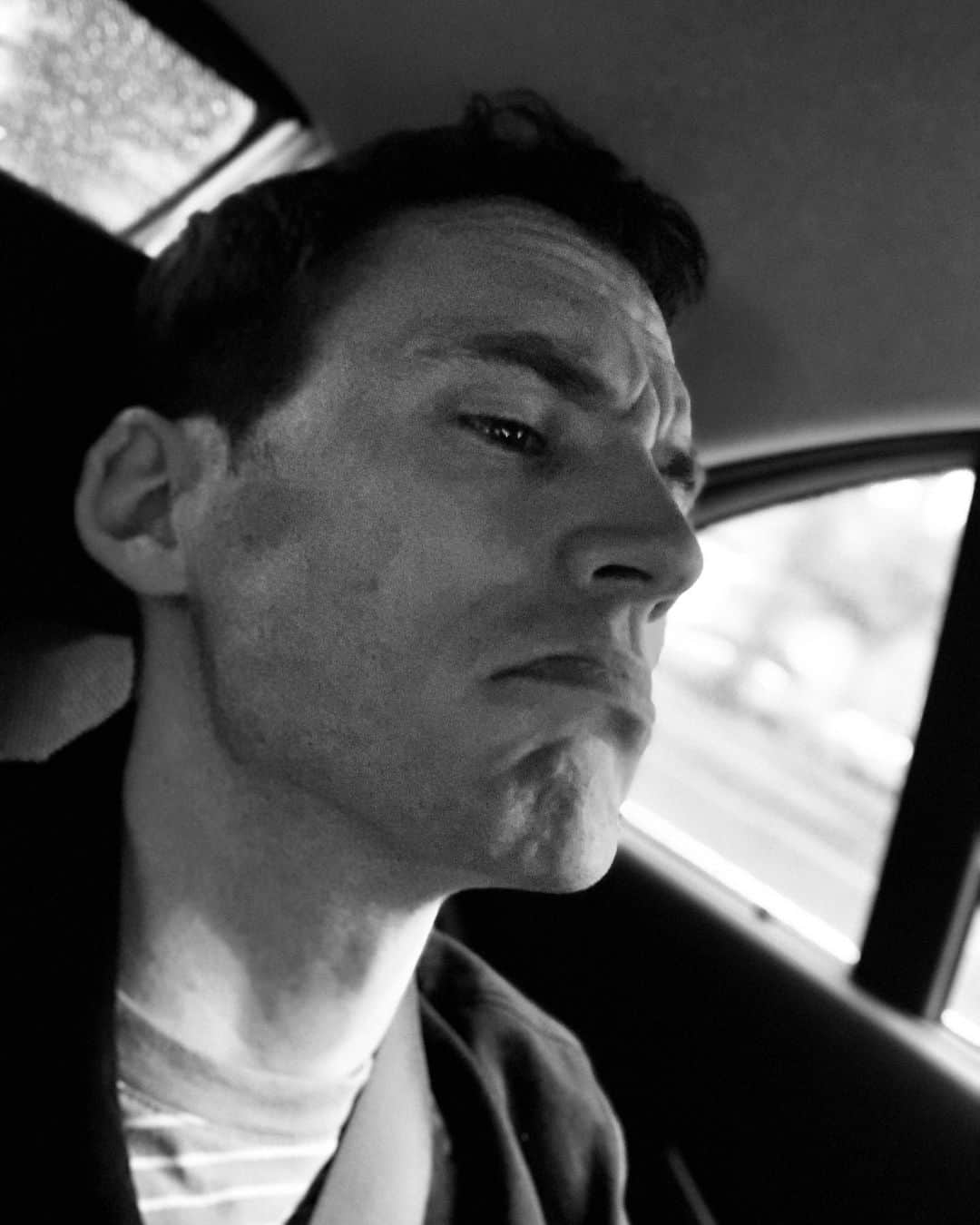サム・クラフリンのインスタグラム：「When it rains in Rome...」