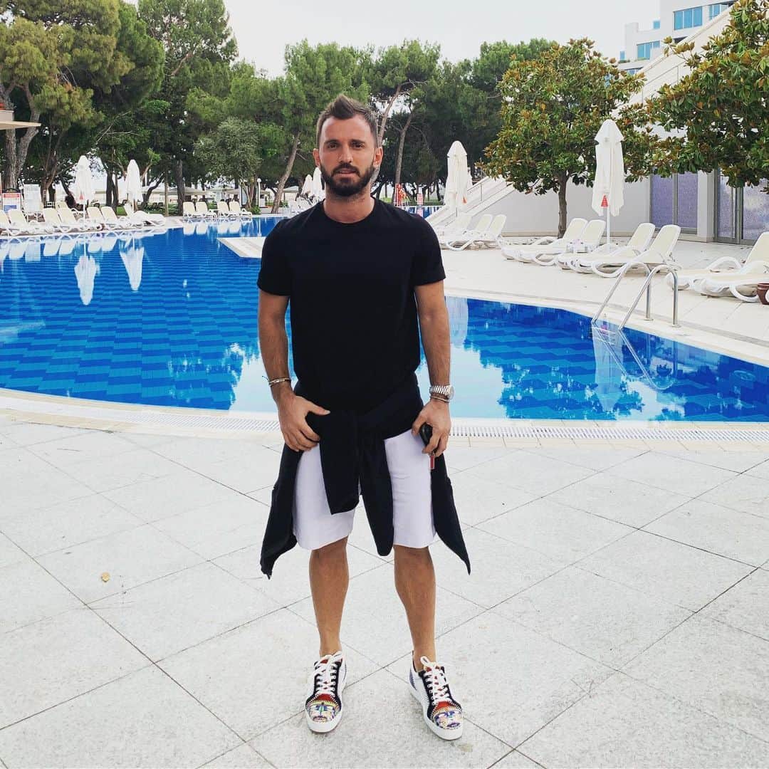 のインスタグラム：「✌️」