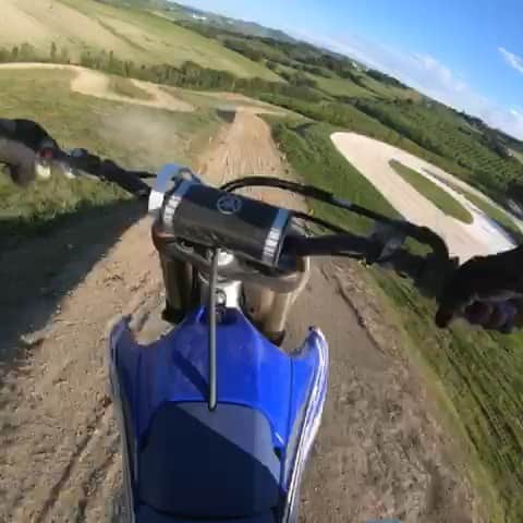 バレンティーノ・ロッシのインスタグラム：「Full lap(almost)of the “MotoRanch MX Park” Yamaha YFZ 250 on board filming by @gopro」