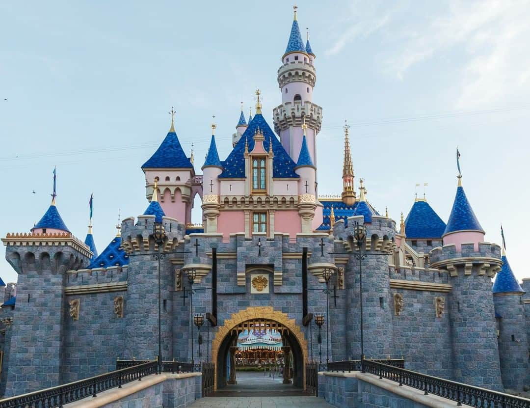 Disneyさんのインスタグラム写真 - (DisneyInstagram)「Make it pink! Make it blue! Make it gold too! 🏰 Introducing the newly reimagined Sleeping Beauty Castle at @disneyland Resort. More at the link in bio.」5月29日 2時00分 - disney