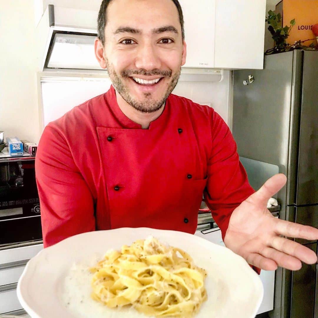 ベリッシモ・フランチェスコさんのインスタグラム写真 - (ベリッシモ・フランチェスコInstagram)「Buonissimo! Francesco Bellissimo chef is cooking for you with passion🍝💞👨‍🍳奥さ〜ん！美味しいパスタを作っちゃいましたよ〜😂👍 Ciao belle! Cuciniamo insieme!❤️ #ベリッシモ #料理研究家 #francescobellissimo #chef #tvchef #celebritychef #chefrock #かわいい #かわいい料理研究家 #イタリアの種馬 #イタリア料理教室 #イタリア #イタリア人 #イタリア人シェフ #italian #italianstyle #italianfood #pasta #luxurylifestyle #pictureoftheday #dettofattorai #laprovadelcuoco #イケメン #イケメン料理人 #enjoy #coattoromano #パスタ」5月29日 2時02分 - bellissimoyoshi