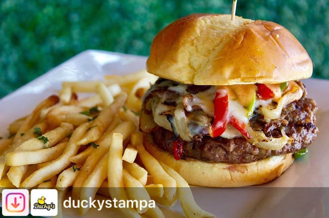 エバン・ロンゴリアさんのインスタグラム写真 - (エバン・ロンゴリアInstagram)「Philly Steak Burger?! Yes please. Today’s 🚨 *special *🚨 🔥 . #phillysteak #burger」5月29日 2時14分 - evan.longoria3