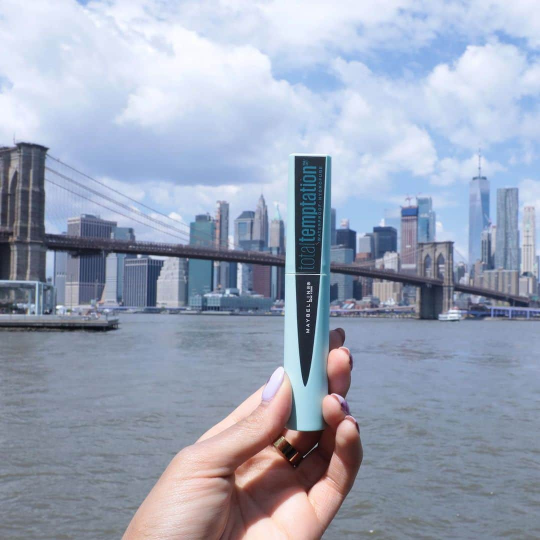 Maybelline New Yorkさんのインスタグラム写真 - (Maybelline New YorkInstagram)「The only mascara you need to survive summer, our #totaltemptation waterproof mascara! It gives your lashes volume while making them last all day. Tell us when was the last time you wore this waterproof mascara? 💙」5月29日 2時22分 - maybelline