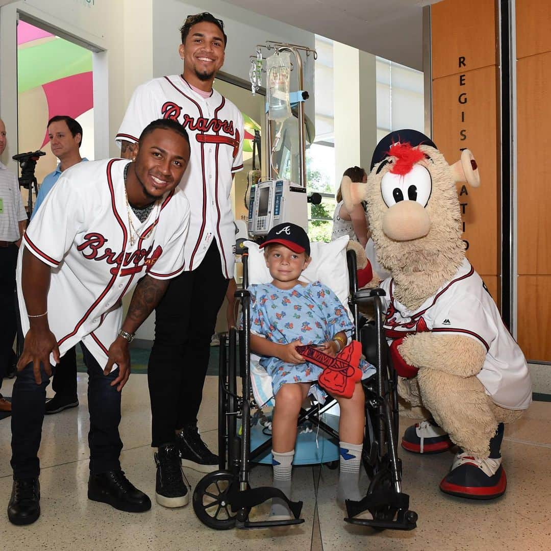 アトランタ・ブレーブスさんのインスタグラム写真 - (アトランタ・ブレーブスInstagram)「Nothing better than hanging out with the superheroes at @childrensatl! 🥰」5月29日 2時24分 - braves