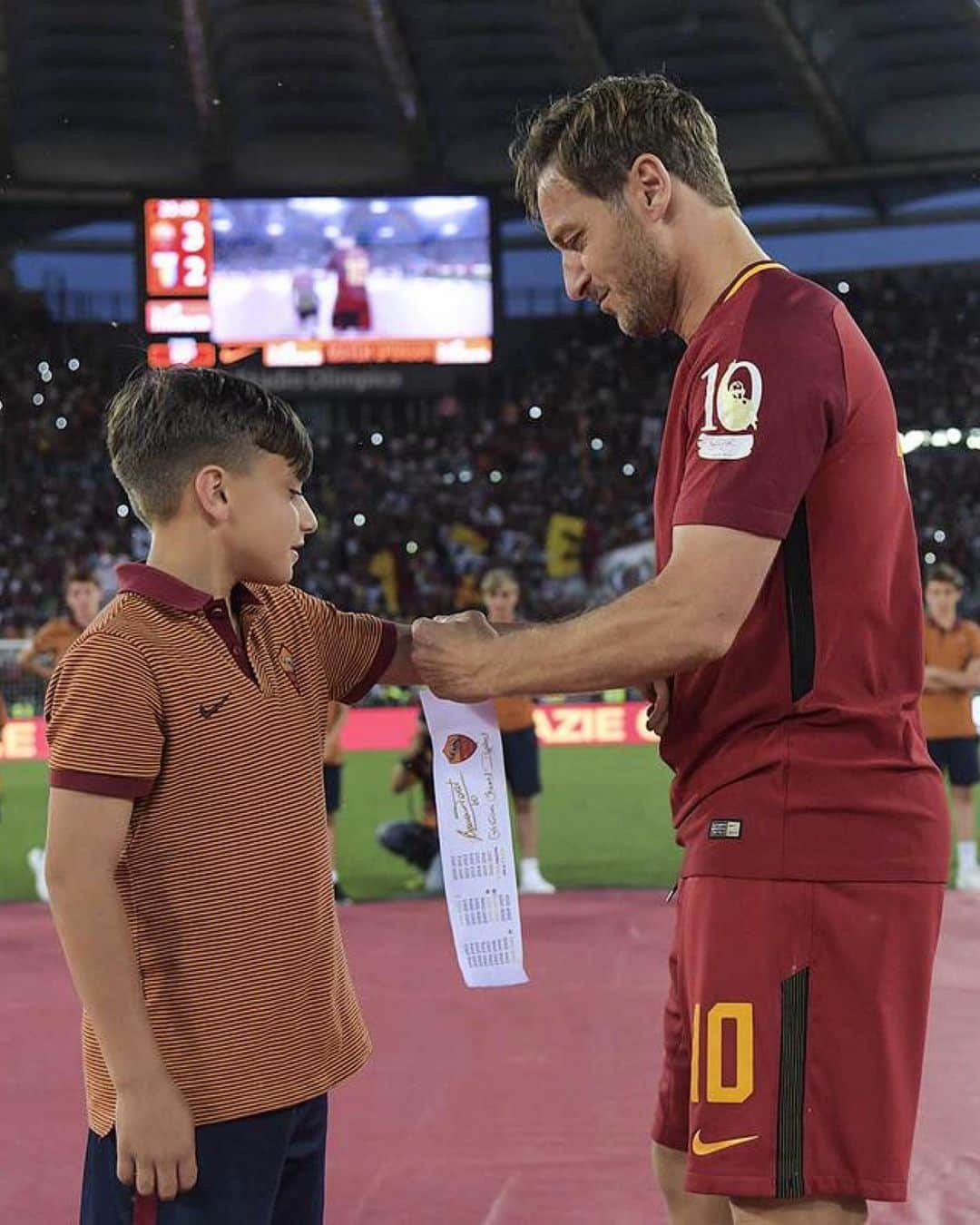 ASローマさんのインスタグラム写真 - (ASローマInstagram)「2️⃣ years ago #OnThisDay 💛❤️ @francescototti 👑 #ASRoma」5月29日 2時30分 - officialasroma