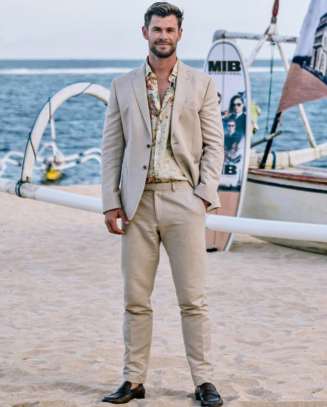 Just Jaredさんのインスタグラム写真 - (Just JaredInstagram)「@chrishemsworth looking dapper at his @meninblack photo call during the @panasianmedia summit in Bali! See more on JustJared.com now」5月29日 2時28分 - justjared