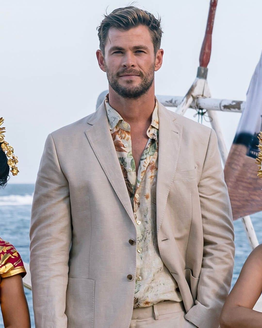 Just Jaredさんのインスタグラム写真 - (Just JaredInstagram)「@chrishemsworth looking dapper at his @meninblack photo call during the @panasianmedia summit in Bali! See more on JustJared.com now」5月29日 2時28分 - justjared