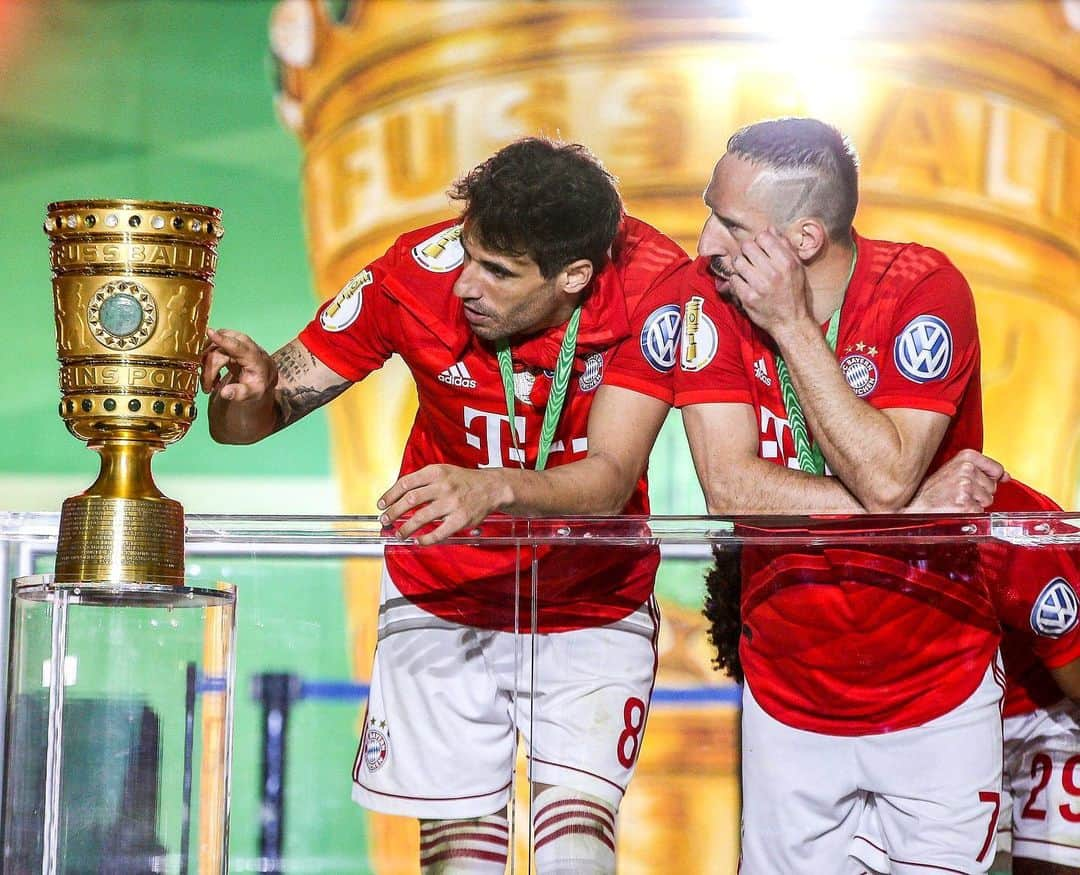 ハビ・マルティネスさんのインスタグラム写真 - (ハビ・マルティネスInstagram)「Reverence 🏆🤩 #dfbpokal #trophy #double #miasanmia #Javi8」5月29日 2時28分 - javi8martinez