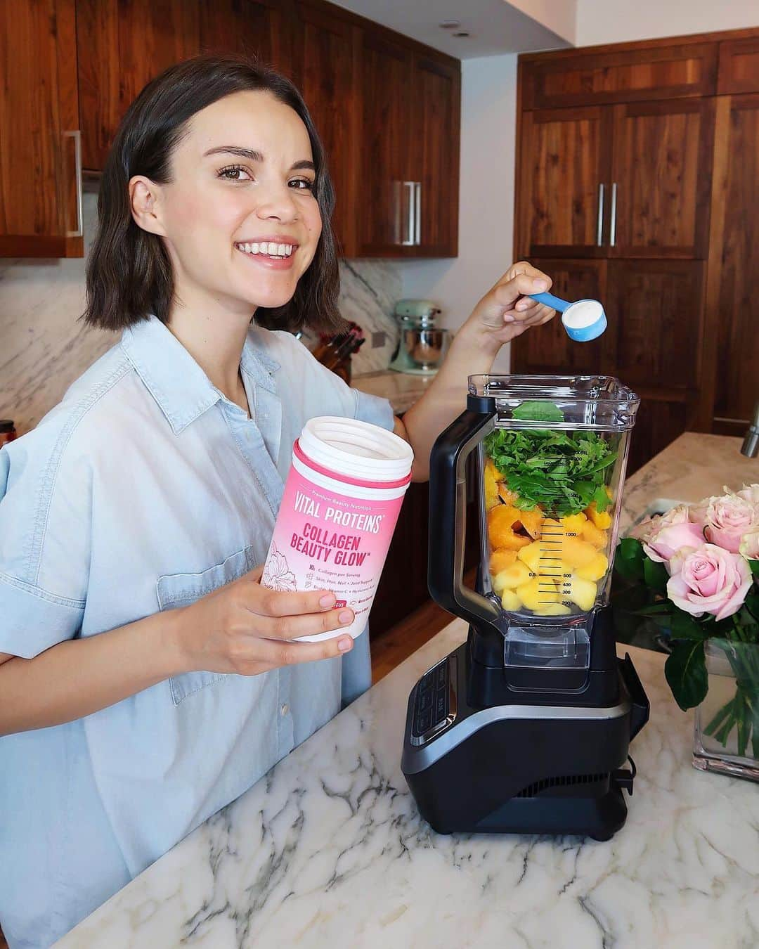 イングリッド・ニールセンさんのインスタグラム写真 - (イングリッド・ニールセンInstagram)「My summer wellness routine = staying cool + lots of smoothies! The first thing I do in the morning no matter what is use my @herbivorebotanicals jade roller. I like keeping mine in the fridge to reduce the look of puffiness and make the experience extra relaxing. Then, I start my favorite smoothie recipe: a handful of frozen mango, pineapple and banana, a handful of greens, a splash of oat milk and 2 scoops of @vitalproteins Collagen Beauty Glow in Tropical Hibiscus. I’ve been using Vital Proteins for over a year now and it’s my absolute favorite because it’s easy to incorporate into my routine and makes my smoothies extra fluffy. This one specifically has vitamin C, probiotics, and biotin for glowing skin, shiny hair, and stronger nails. The best news: @Sephora has made it easy to find the best holistic beauty products in their Wellness Edit! If you’d like to check it out (and I really think you should because it’s pretty cool) there’s a link in my bio! #Sephora #Sponsored」5月29日 2時31分 - ingridnilsen