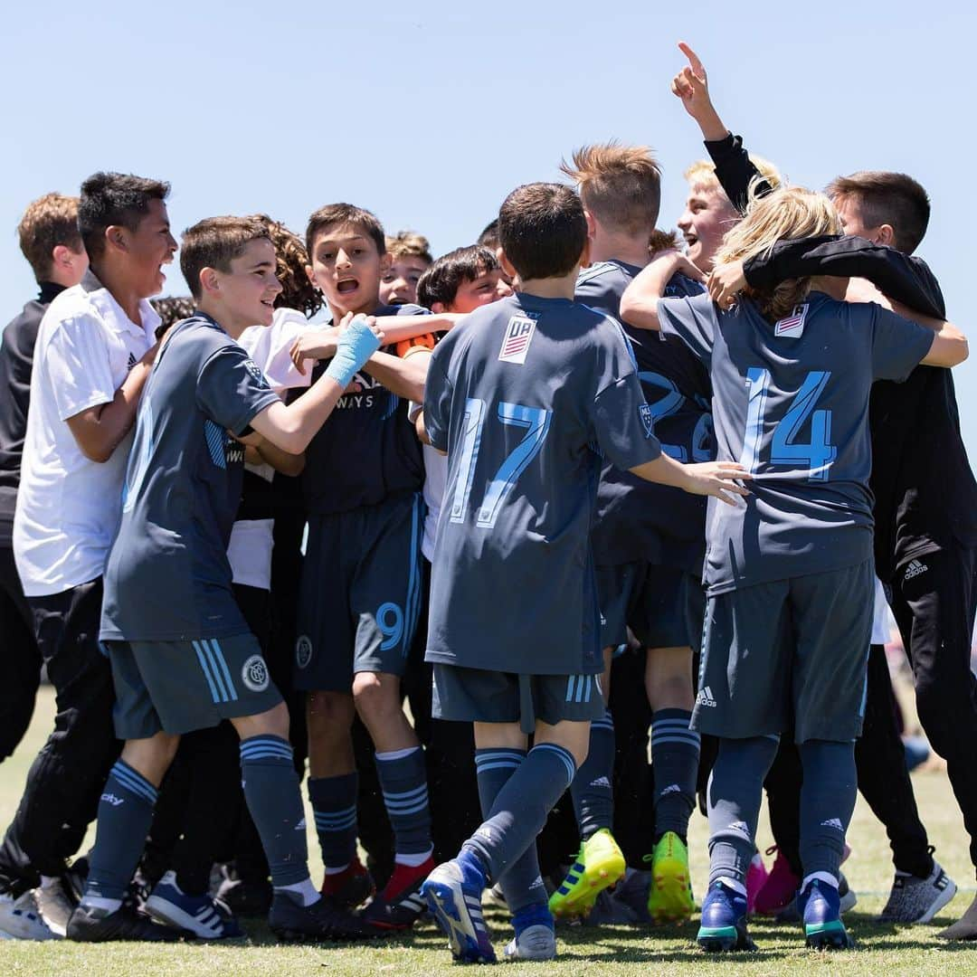 ニューヨーク・シティFCさんのインスタグラム写真 - (ニューヨーク・シティFCInstagram)「When the referee gets caught up in the celebrations 👉⚽️😂 #NYCFCAcademy #ManCityCup」5月29日 2時31分 - nycfc