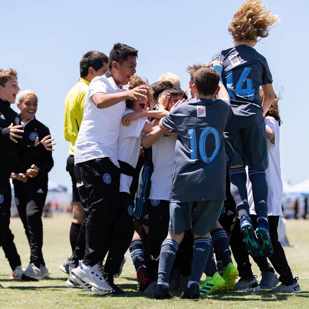 ニューヨーク・シティFCさんのインスタグラム写真 - (ニューヨーク・シティFCInstagram)「When the referee gets caught up in the celebrations 👉⚽️😂 #NYCFCAcademy #ManCityCup」5月29日 2時31分 - nycfc