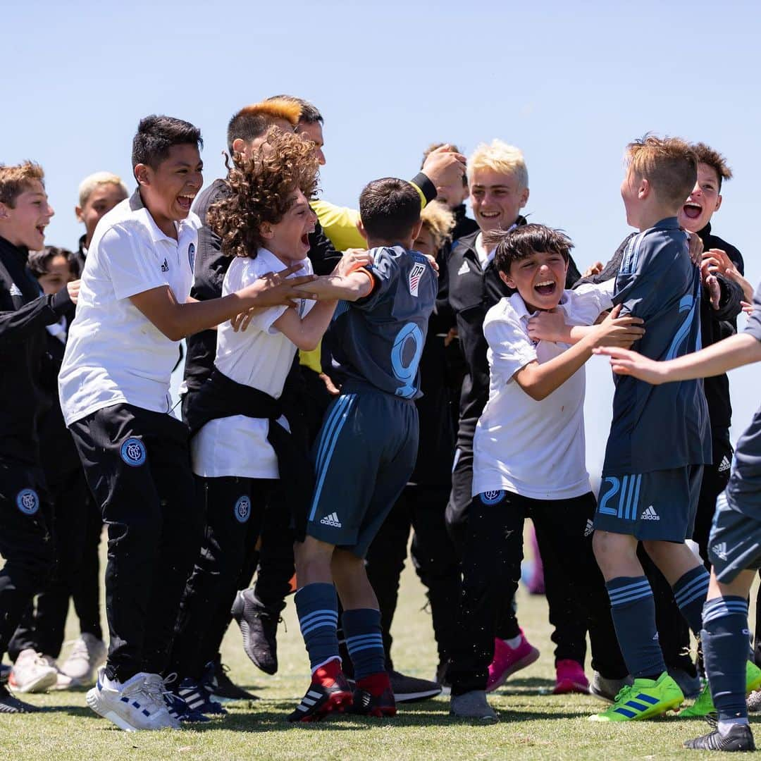 ニューヨーク・シティFCさんのインスタグラム写真 - (ニューヨーク・シティFCInstagram)「When the referee gets caught up in the celebrations 👉⚽️😂 #NYCFCAcademy #ManCityCup」5月29日 2時31分 - nycfc