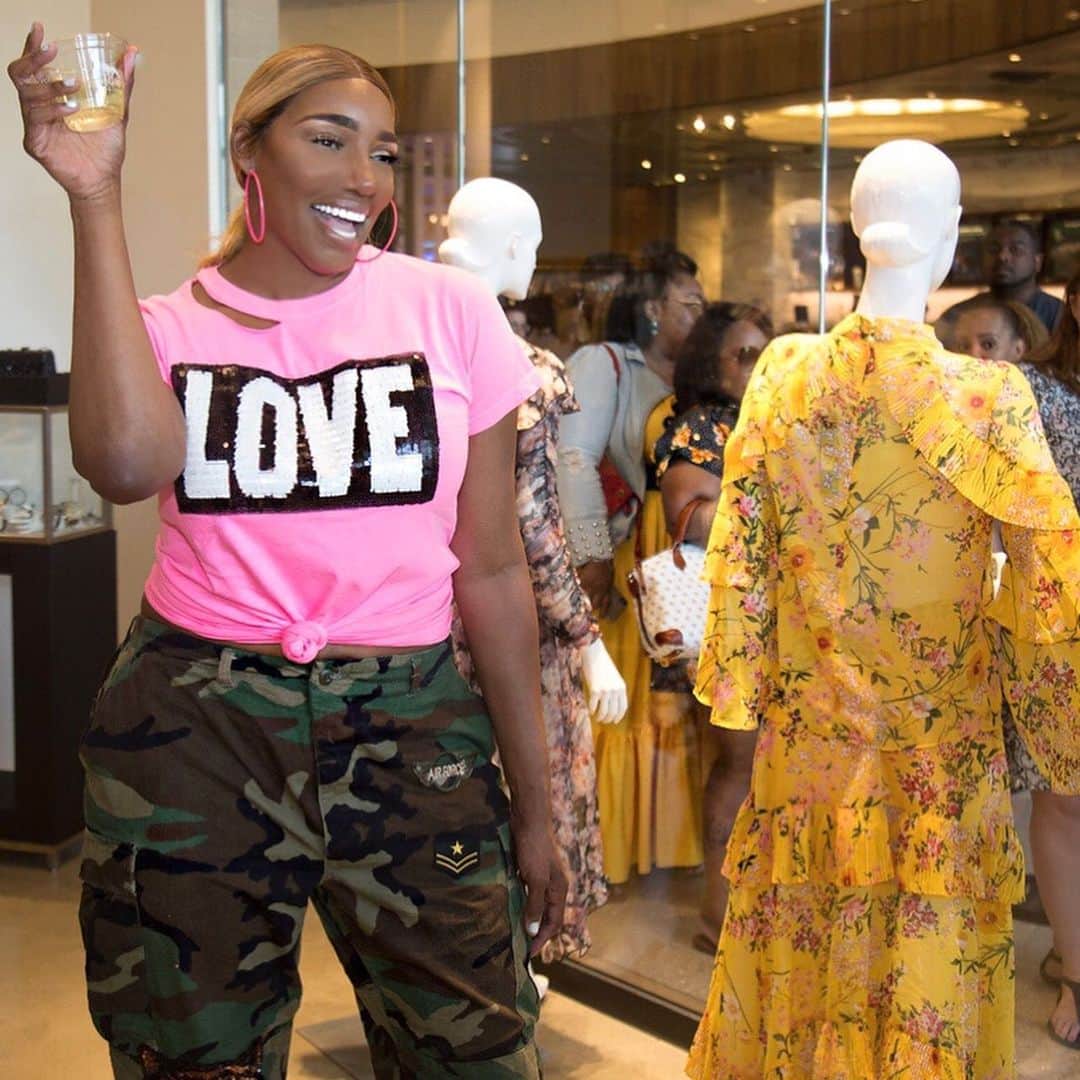 ネネ・リークスのインスタグラム：「(SWIPE) My weekend was so turnt! I hosted a Sip & Shop at Swagg Boutique @mgmnationalharbor with guest fashion diva @jenniferwilliams The line was wrapped around the store all day! Boss ladies with the Baltimore Ravens, Major League Baseball, Executive that live in Prince George’s country & even a boss lady that owns 29 McDonalds all stepped in the building to show love & support #funtimes I truly enjoyed meeting all of you and Thank you so much for supporting. So we’ve had Marlo & Jen! Who would you like to see host a Sip & Shop next? I got my eyes on @comiclonilove @clairesulmers @karlie.redd @tamarbraxton @trinarockstarr @charliesangelll」