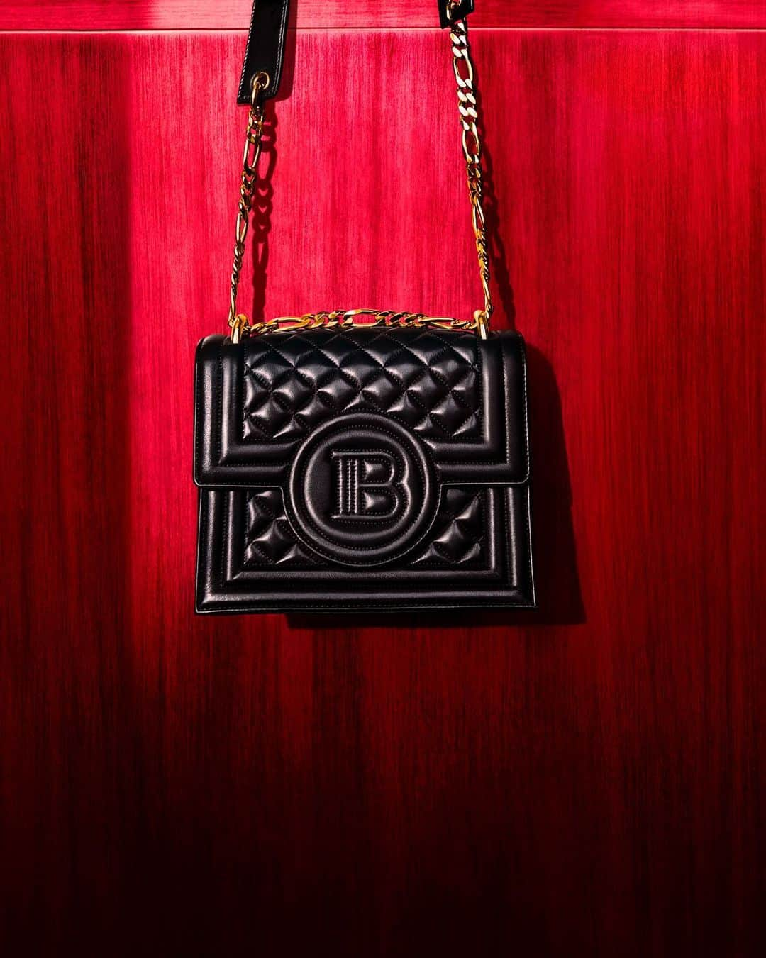 バルマンさんのインスタグラム写真 - (バルマンInstagram)「THERE’S ALWAYS A CHOICE. MAKE YOURS. The #BALMAINBBAG is now available on BALMAIN.COM.  #BALMAINFW19」5月29日 2時35分 - balmain