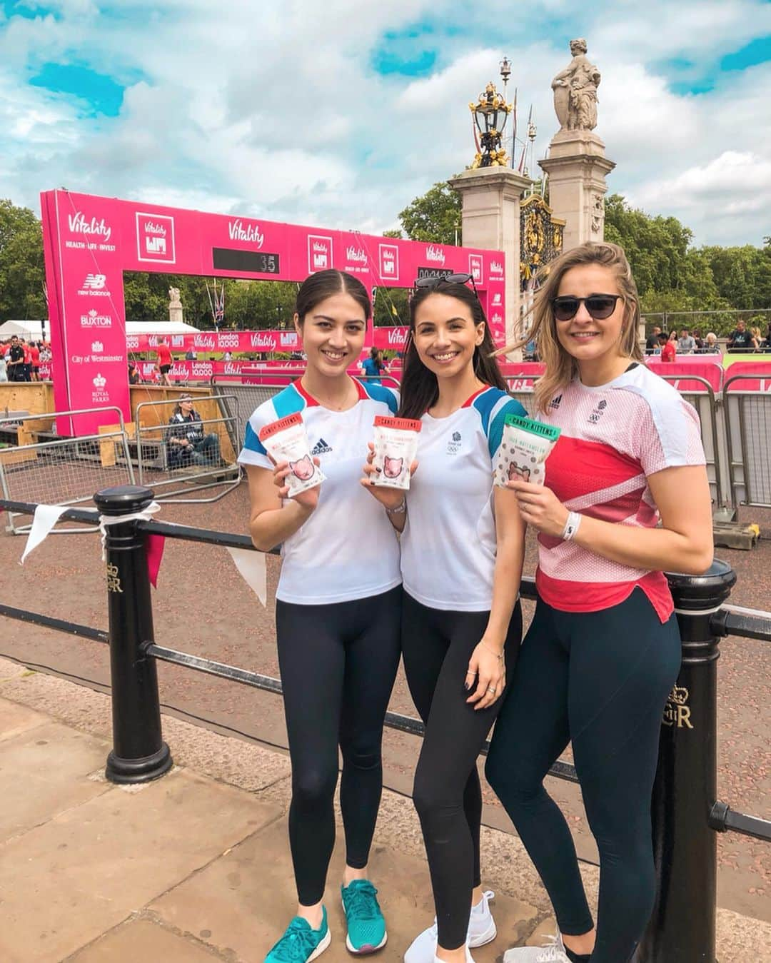 リン・ハッチソンさんのインスタグラム写真 - (リン・ハッチソンInstagram)「Friends like this made all the tough times worth it 🐺❤️ @vitality_uk @westminstermile @teamgb #rhythmicgymnastics」5月29日 2時35分 - lynnekarinahutch