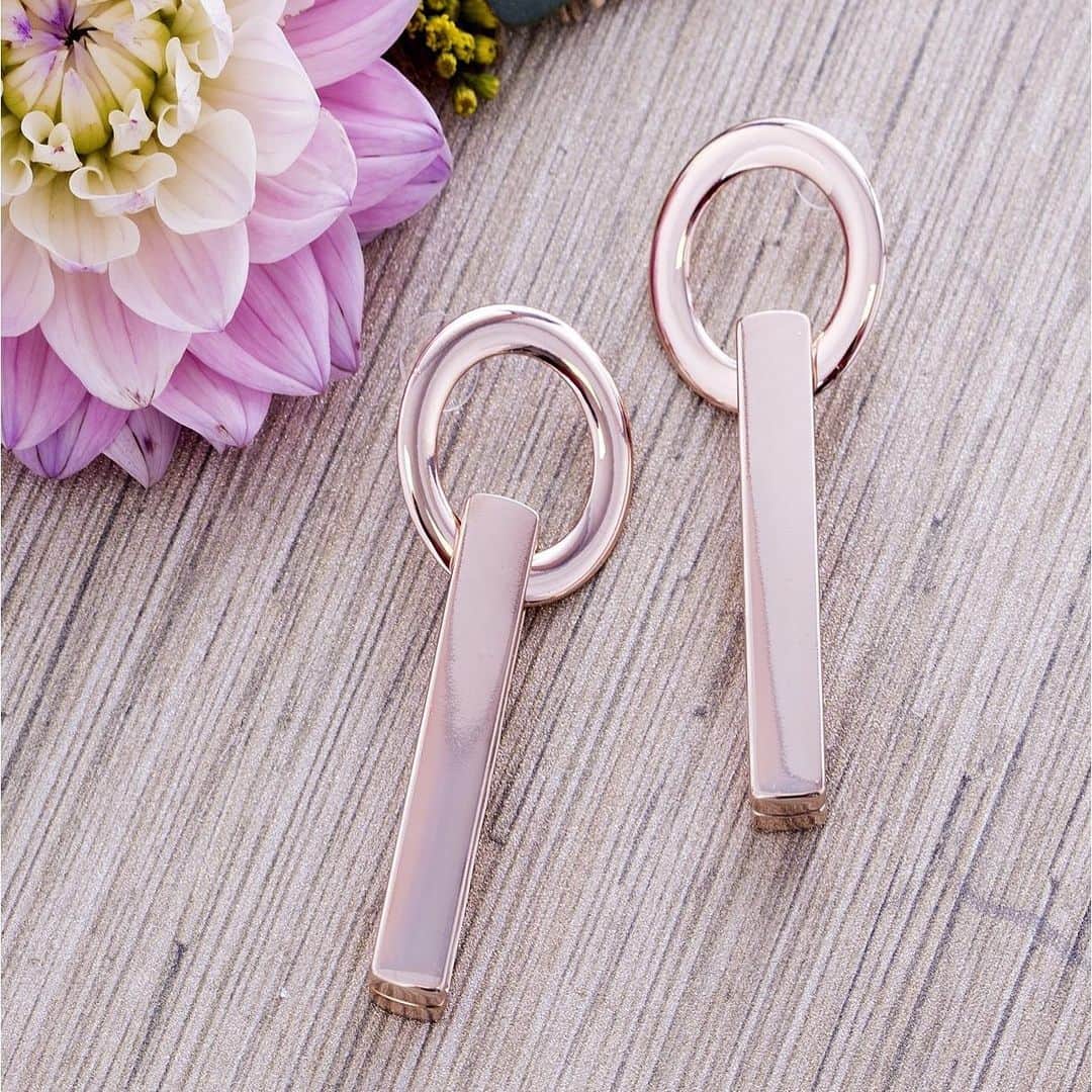 のインスタグラム：「A little rose gold never hurt nobody #catherinemalandrino #catherinecatherine #earrings #jewelry #rosegold #gold #hardware」