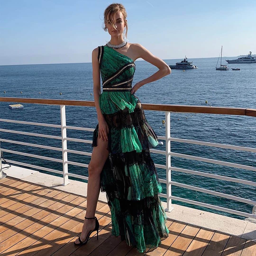 サムエデルマンのインスタグラム：「@maartjeverhoef wearing our Ariella Sandal in Black Suede while attending the amfAR Cannes Gala」