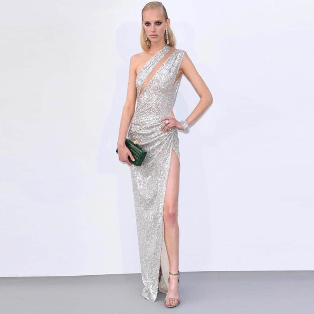 サムエデルマンのインスタグラム：「@jessie.bloemendaal wearing our Ariella Sandal in Silver Gold Mesh while attending the amfAR Cannes Gala」