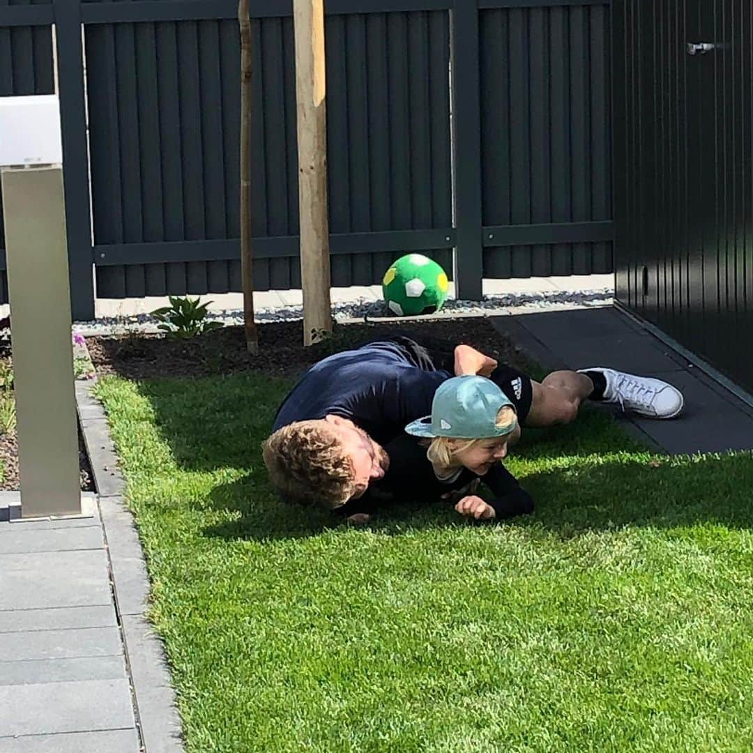 アンドレ・シュールレさんのインスタグラム写真 - (アンドレ・シュールレInstagram)「Showing my little nephew where I started playing football ❤️❤️🙌🏻🙌🏻 @sabrinaschuerrle」5月29日 2時45分 - andreschuerrle