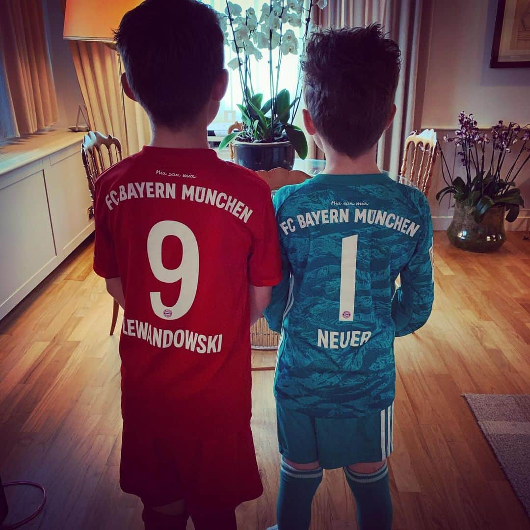 エルトン・ジョンさんのインスタグラム写真 - (エルトン・ジョンInstagram)「Picked these for my sons while in Munich.  Thanks for being such a terrific audience!! 👏🏻🚀👏🏻🚀👏🏻🚀👏🏻🚀👏🏻🚀👏🏻🚀 @bayernmunchausen」5月28日 17時49分 - eltonjohn