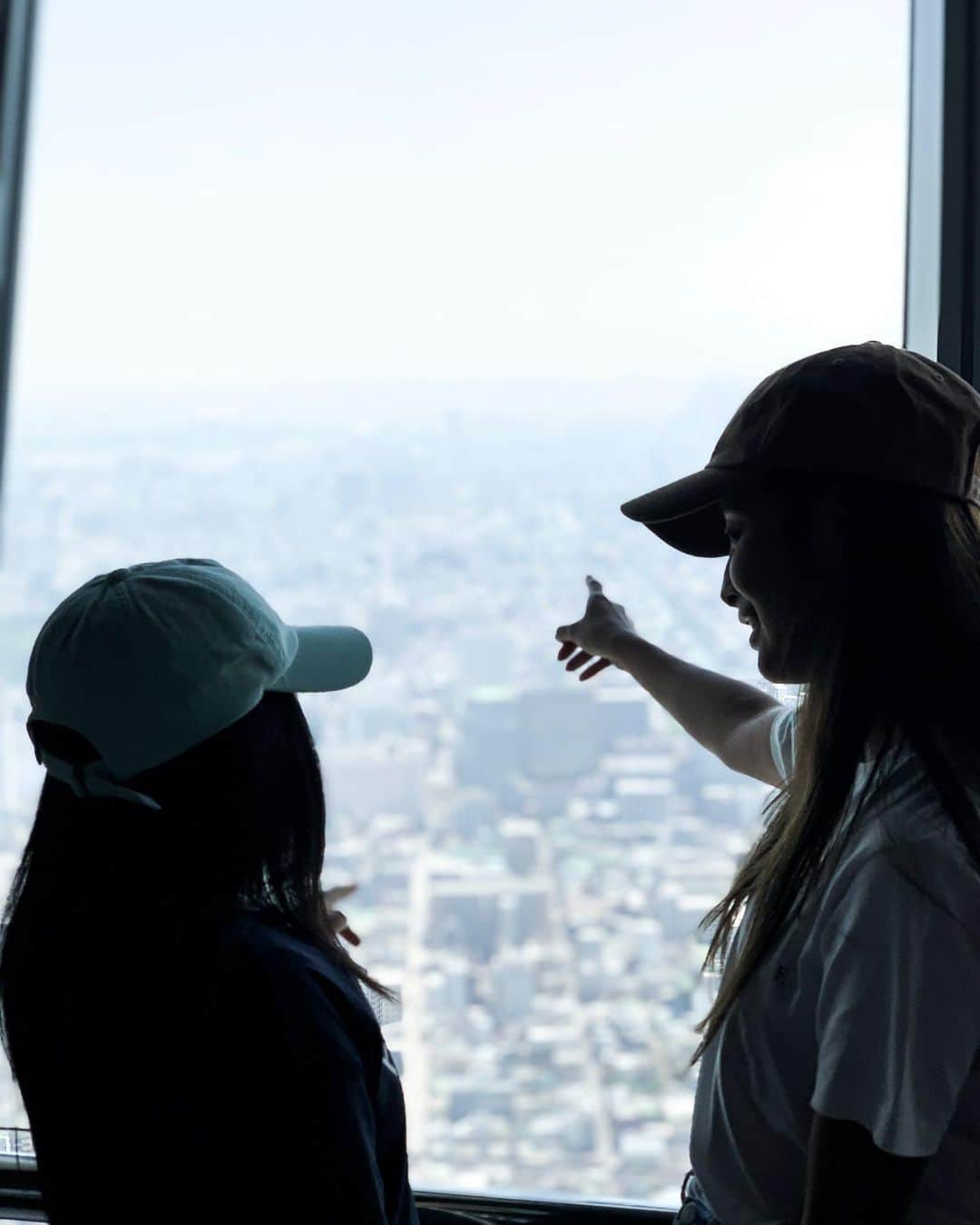 島野ミキさんのインスタグラム写真 - (島野ミキInstagram)「・ ・ @tokyoskytree_official #ハローキティ雲の上のアニバーサリー がやってるって事で 人生初の#東京スカイツリー へ🗼 娘がキティーちゃん大好きでスタンプラリー集めとか、 キティーちゃんのグッズがたくさんあって イブもすごく楽しんでくれたみたいで 連れてきて良かった❤️(*´ω`*) しかも5歳以下のこどもは 展望台への入場が無料なのも嬉しい！ 7月17日までやってるから 是非是非遊びに行ってみてねっ💓 ・ ・ #PR #tokyoskytree #hellokitty #サンリオ好きな人と繋がりたい#ハローキティ #ハローキティ45周年 #サンリオ #ソラカラちゃん #sanrio #anniversary #スカイツリー展望台 #パステル #パステルカラー #Kawaii #cutekawaii #映える #映えスポット #映えカフェ #フォトジェニック #フォトスポット #インスタ映え#キティちゃん#hellokitty」5月28日 17時50分 - miki_shimano