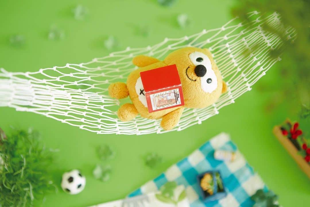 ポンタのインスタグラム：「. . ほょ～ ゆらゆら、ぼーんやりしちゃった・・！ 季節の変わり目は 疲れが溜まりやすいんだって‥😭 . . ハンモックがおすすめだよ～！ . . . . #ponta #ポンタ #ピクニック #ハンモック #お出かけ #公園 #おにぎり #happy #ぬい撮り #ちょっこりさん #ポンスタグラム #撮りポン」