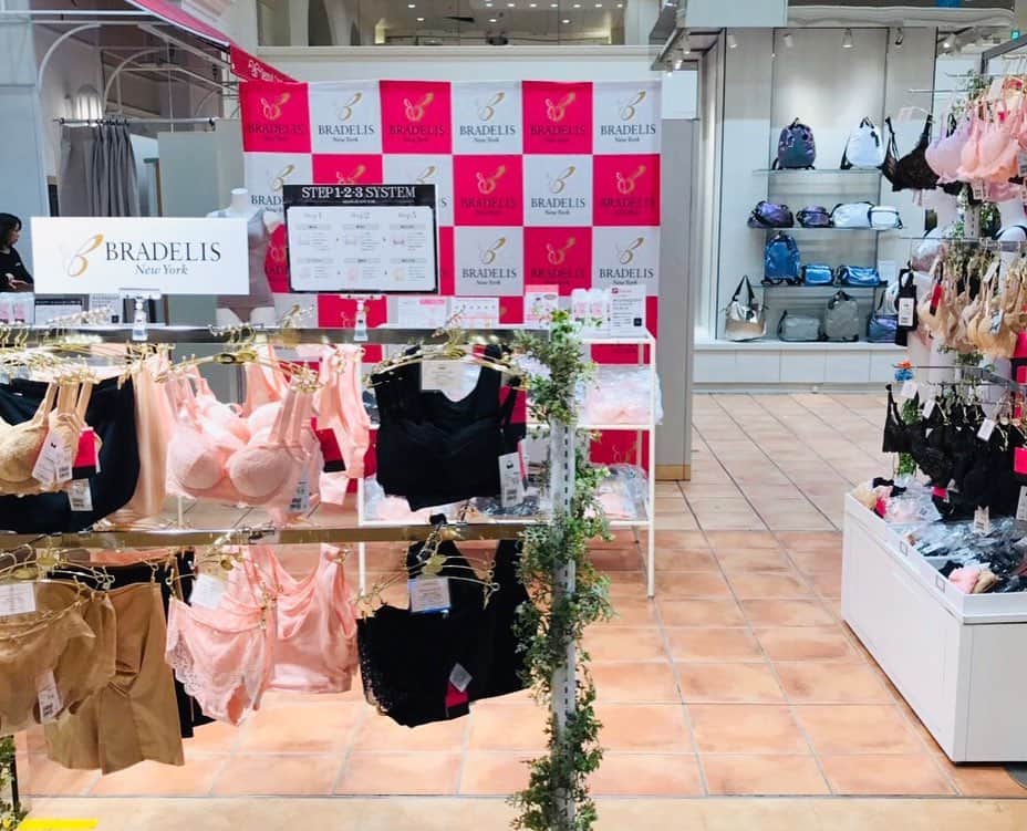 集英社FLAG SHOP（フラッグショップ）さんのインスタグラム写真 - (集英社FLAG SHOP（フラッグショップ）Instagram)「【そごう横浜店期間限定イベント】集英社 FLAG SHOP そごう横浜店では、5/28(火)～6/3(月)まで、あの人気補整下着ブランド「ブラデリスニューヨーク ( @bradelisnewyork_official )」がポップアップショップを開催‼️ 大ヒットの「桃パンツ」や「ジャスミンブラ」などFLAG SHOPでも人気のアイテムを実際にお試しいただけます。  店頭にはフィッティング不要のノンワイヤー商品も多数ご用意しております。 ノンワイヤー商品はご自身でも簡単にご試着いただけますので、お時間がないお客様もぜひ気軽にご来店ください☺︎ さらに、今ならご予約いただいた方＆ご購入いただいた方に先着順で「ブラデリスオリジナルのロゴ入りトートバッグ」プレゼント中です🎁 ※数に限りがございますのであらかじめご了承くださいませ。 みなさまのご来店を心よりお待ちしております❤︎ #集英社flagshop #集英社フラッグショップ #そごう横浜店 #期間限定 #bradelisnewyork #ブラデリスニューヨーク #ブラデリス #補正下着 #育乳 #インナー #下着 #アンダーウェア #きっとブラ革命が起こります #感動 #みなさまのご来店を心よりお待ちしております」5月28日 17時52分 - happyplusstore