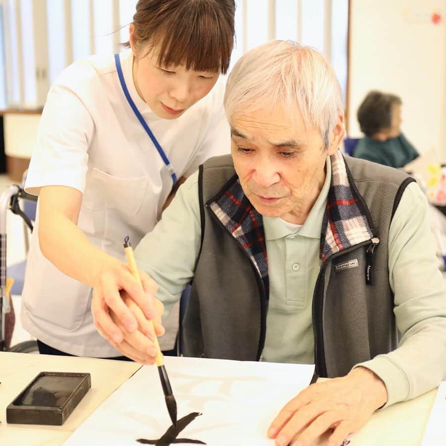 平成医療福祉グループさんのインスタグラム写真 - (平成医療福祉グループInstagram)「当グループの病院・施設を写真でご紹介、その魅力をお伝えしていく企画です🎉🎉 --- 第36回「おいでよHMW！」 - ヴィラ横浜（神奈川県横浜市旭区） --- 横浜市旭区ののどかな環境に立つ介護老人福祉施設です✨ 近くには四季の森公園があり、豊かな自然に囲まれています🌳少人数のユニット型個室で、家庭的な雰囲気のなか過ごせるヴィラ横浜🏠今回も施設やスタッフ、利用者さんの様子を写真と動画でご紹介👀求人情報もぜひチェックしてくださいね☝️ --- 写真① ヴィラ横浜を動画で紹介🎥 利用者さん、スタッフ、ミニブタさくらちゃんの和気あいあいとした様子がたくさん見れます💡 --- 写真② 周囲を自然に囲まれ、落ち着いて過ごせるヴィラ横浜🌿光が差し込む明るい施設です☀️ --- 写真③ ヴィラ横浜のアイドル、ミニブタのさくらちゃん🐖利用者さんだけでなく、ご家族やスタッフ、近所の方にとって癒しの存在です😍施設のロビーで元気に過ごしています👍 --- 写真④ この日は「書道クラブ」の開催日🖌みなさん真剣に書かれています💪日々さまざまなイベントを実施しているのが特長です💡 --- 写真⑤ 書道クラブに参加したみなさん📸利用者さんに楽しんでもらえる取り組みを考えるのもまた楽しいですね👍 --- 写真⑥ なんと102歳！ お元気な利用者さんと看護師さん✨仲良くお話しされていた姿が印象的🌱より近い距離感で利用者さんと関われるのも施設で働く魅力です🤝 --- 写真⑦ ヴィラ横浜を支える介護士さんたち💪みなさん照れながらも写ってくれました☺️ フィリピンからのEPA候補生も活躍中🇵🇭連携しながら利用者さんのケアに取り組んでいます👏 --- 写真⑧ ワイワイと明るく写ってくれたのは管理栄養士さんと調理師さんたち🍳雰囲気の良さが伝わります✌️利用者さんの食を担う大事なお仕事！ 経験をたくさん活かせる現場です🥕🥦 --- 写真⑨ 施設は託児所を完備！お子さんをお持ちの方にも働きやすい環境です🏠 --- 写真⑩ にこやかに電話しているのはケアマネジャーさん📞ケアプランの作成や、自治体との調整を行って利用者さんを支える、縁の下の力持ち的存在です🏋️‍♂️ ------ ＜ヴィラ横浜 インフォメーション＞ ------ ○アクセス： 🚃JR横浜線・横浜市営地下鉄グリーンライン「中山駅」から、バス乗車（よこはま動物園（ズーラシア）行き、または鶴ヶ峰駅行き）、「公団集会場 バス停」下車、徒歩 約8分🚌🚶‍♂️🚶‍♀️ 🚃相模鉄道「鶴ヶ峰駅」からバス乗車（中山駅行き）、「公団集会場 バス停」下車、徒歩 約8分🚌🚶‍♂️🚶‍♀️ -- ○スタッフ募集中！ ・看護師 ・准看護師 ・介護福祉士 ・介護職員 ・理学療法士 ・作業療法士 ・言語聴覚士 ・管理栄養士 ・生活相談員 ・ケアマネジャー ・社会福祉士 ・栄養士 ・歯科衛生士 ・一般事務 ・調理師 ・厨房職員 ・保育士 -- 詳しくは「ヴィラ横浜」で検索！🔎 求人情報のページをチェックしてください☝️✨ ------ #平成医療福祉グループ #HMW  #ヴィラ横浜 #横浜市 #旭区 #中山駅 #鶴ヶ峰駅 #絶対に見捨てない #医療 #福祉 #リハビリテーション #介護老人福祉施設 #特別養護老人ホーム #ショートステイ #ユニット型特養 #レクリエーション #求人募集中 #看護師 #介護福祉士 #理学療法士 #作業療法士 #言語聴覚士 #管理栄養士 #生活相談員 #ケアマネジャー #社会福祉士 #調理師 #託児所完備  #ミニブタ もいる🐖 #アットホームな施設で働こう 👍」5月28日 18時02分 - hmw_group