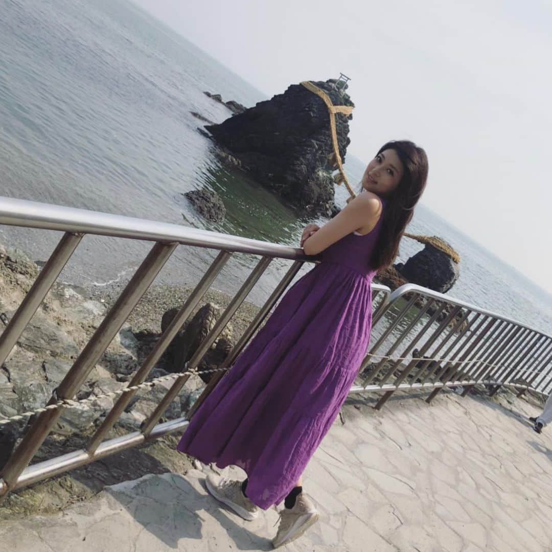 のインスタグラム：「夫婦岩♡  #夫婦岩 #meotoiwa #伊勢志摩旅行 #三重の旅 #mieprefecture #girlstrip #travelgirlstyle #travelgram #旅フォト #旅行コーデ #旅好き女子 #旅ジョ #followme」