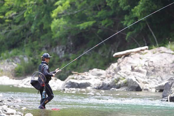 のインスタグラム：「こんな感じで鮎釣り‼️ 有田川の年券を購入した😬 去年までシーズン中はアメリカで戦ってたから年に一度しか行けなかった鮎釣り。 今年は何回行けるかな😁  #内外出版社  #釣りどき関西 #magagin  #鮎 #鮎釣り #ayu #ayufishing  #がまかつ #gamakatsu  #サンライン #sunline  #ジール #zeal  #ゼクー #zeque  #」