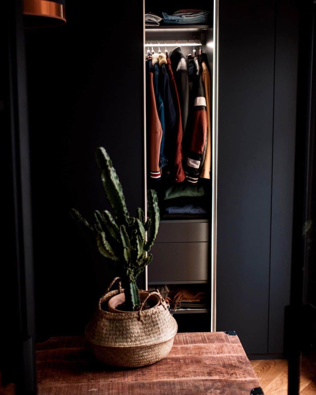 NICOLAS SIMOESのインスタグラム：「Can finally share with you everything about our @schmidt_officiel dressing creation, 6 months exactly after the moving! Customisation, organisation and installation, you will find a complete report on the blog 📝✨ #LINKINTHEBIO #stylebysimoes」