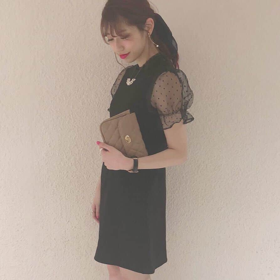 RiLiさんのインスタグラム写真 - (RiLiInstagram)「結婚式💒は【お呼ばれワンピ】👗でおめかし💐 ..... 友だちから結婚式💒に呼ばれた❣そんなときに着ていく【お呼ばれワンピ】👗みんなどんなものを選んでいる？🤔🤔何を着ていけばいいのかわからない😰なんて子も少なくないのでは🙊💫 同級生だけじゃなく、友だちの両親などが参列する結婚式💐ドレスコードを意識した、きちんと感のあるものを選ぶようにしよう🐰ウエディングドレスを連想する白や肌見せしすぎはNGだよ🙅 お呼ばれワンピに合った小ぶりのバッグ👝も選ぶのを忘れずに💫クラッチバッグなどもおすすめだよ🍒かわいい結婚式コーデで大切な人の結婚をお祝いしてあげてね🎉🎉 ❣ ❣ ❣ ❣ ❣ サイトやSNSで掲載させていただくお写真募集中😘📸 かわいいコーデやアイテム、注目スポットなどが撮れたら、ハッシュタグ→#rili_tokyo  を付けて投稿❗ ． Special Thanks💋 Photo by @harurappy_1211 @97_sena @c__tm @rabi_gram @om_omori @_hkr808_ @akiriiiiiiiinn @my_k.8 @miyukichigram @chiipichu ． #夏 #夏コーデ #お呼ばれワンピ #ドレス #結婚式 #二次会 #同窓会 #ワンピース #レースワンピ #パーティードレス #オケージョンワンピース #カジュアルコーデ #シンプルコーデ  #ワントーンコーデ #シンプルコーデ  #カジュアルコーデ #ガーリーコーデ #置き画 #置き画くら部 #今日のコーデ #コーデ #コーディネート #RiLi  #おしゃれさんと繋がりたい #お洒落さんと繋がりたい #ファッション #패션스타그램 #ootd #outfit」5月28日 18時00分 - rili.tokyo