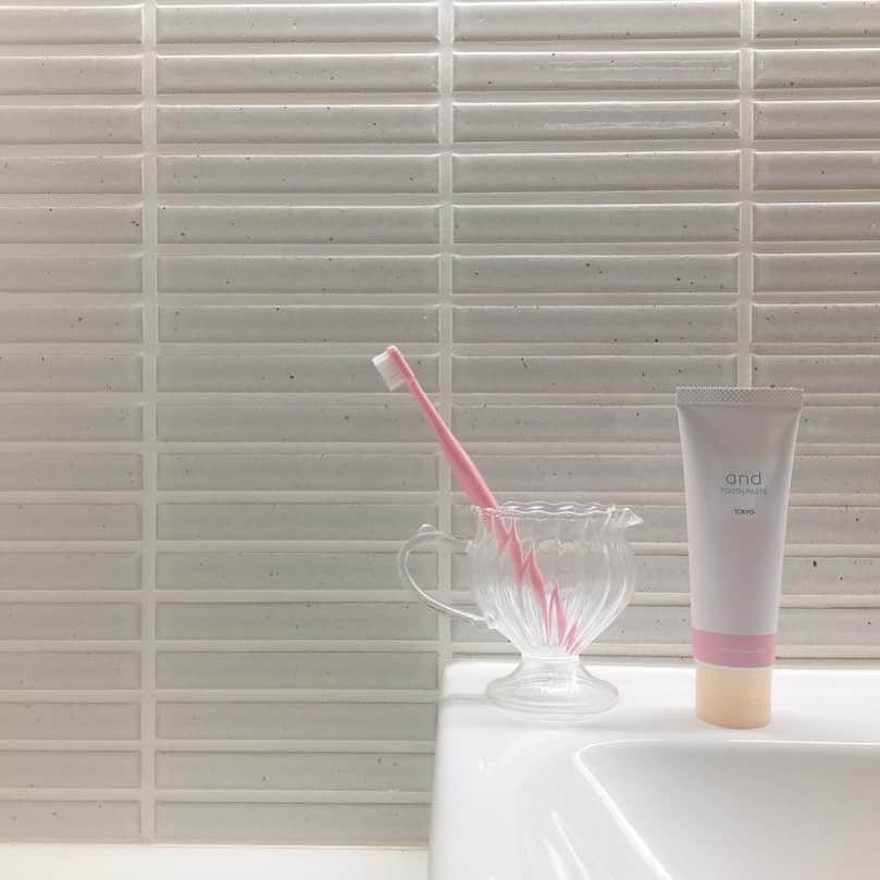 ［歯みがき粉］and strawberry mintのインスタグラム：「#andレビュー🍓﻿﻿ ﻿﻿ まだ5月なのに暑い日が続いていますね😨﻿ みなさん夏バテには気をつけてください…！﻿ ﻿﻿ 今日は @marimari25_ さんのレビューを﻿﻿ ご紹介します☺︎﻿﻿ ﻿﻿ ・・・﻿﻿ ﻿﻿ かわいい﻿ 見た目の﻿ 歯磨き粉に ﻿ であいました𓎩𓋪﻿ .﻿ 洗面に出したままでも◎﻿ ピンク色の﻿ ストベリーミントフレーバーも◎﻿ ﻿﻿ ・・・﻿﻿ ﻿﻿ 歯磨き粉はプロフィールページのリンクから、﻿﻿ もしくは全国の東急ハンズなどで﻿﻿ お買い求めいただけます👏🏻❤︎﻿﻿ ﻿﻿ @and_toothpaste」