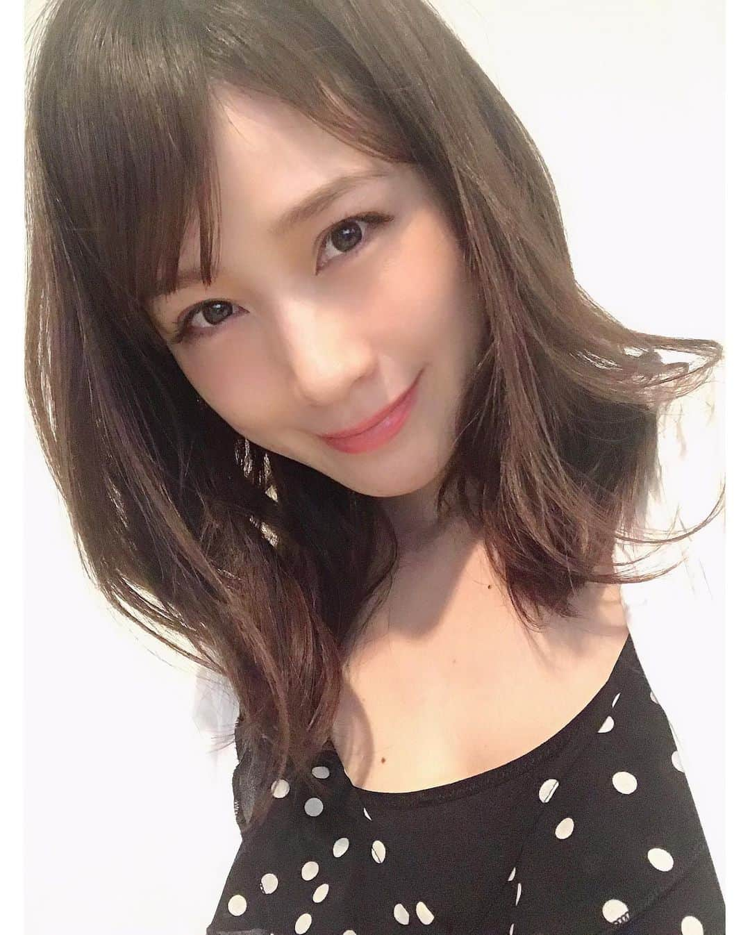 相沢まきさんのインスタグラム写真 - (相沢まきInstagram)「久々髪おろして巻き髪✨ 子供が居ると邪魔だからいつも結んでいますが、たまにおろすと新鮮 @fanfan_closet のドットのオールインワンが脇肉が目立たなくてスタイルよく見せてくれるデザインでお気に入り❤️ 今日は児童館に行って来ました👶✨ #fanfancloset #ママコーデ #オールインワン#児童館」5月28日 18時12分 - maki_aizawa0414