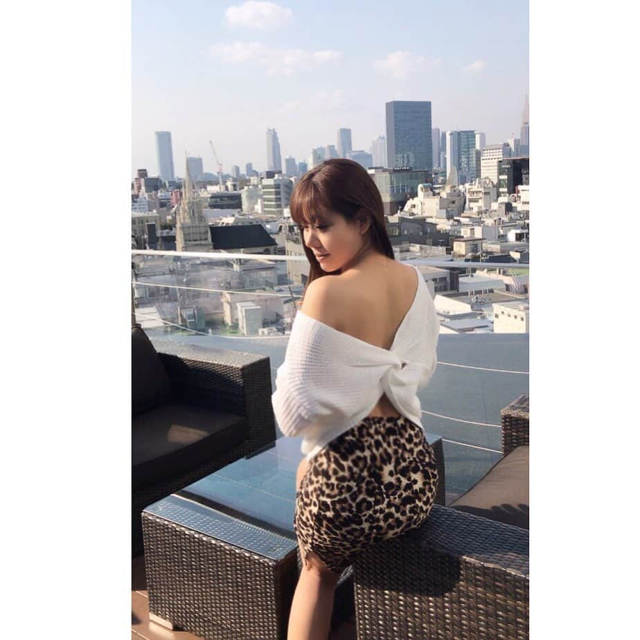 本田裕子さんのインスタグラム写真 - (本田裕子Instagram)「【美は１日にしてならず】 . ★自分より仕事がうまくいってる人を見て、嫉妬してしまう。 ★素敵なパートナーができて、惚気てる友人にイラっとしてしまう。 ★自由に自分を表現して周りから愛されている人を見ると不快に感じてしまう。 ↑てな ご相談を頂くことが 結構あります。 . . 又、昨日は「絶対に周りに負けたくない！常に勝ちたい！！」と思っている方（心身ともに勝手に疲れている人w）からの相談も。 .  人って、人と比べて羨ましく思ったり、 比較して優劣とか感じる傾向にあるけれど、 それって表面しか見ていないように思うのです。 （その人の背景を感じないで、 「あの人はいいよね」とかって。） .  もしかしたら、 その人は恋愛で苦労して、 ようやく素敵なパートナーと出会って 幸せすぎて惚気ているのかもしれないし、 . 高いものを買って自慢してる人は、 めっちゃ頑張って買えるようになったのが素直に嬉しくて見せたいだけかもしれないし、 . 自分を自由に表現してる人は、 自分を表現できなかった時があって 勇気を出して自分を表現できるようになったのかもしれないし、 . 元から自分を自由に表現してる人は、 攻撃されたり批判されたりしながらも 自分を貫いてきたのかもしれないし、 . . お金持ちの人と結婚して、 専業主婦で優雅な生活をしている人を見て、 「働きもしないで呑気でいいよね」とか、 「金持ちの旦那を見つけていいよね」とかって、 ただ羨むだけの人もいるけれど、  内側・外側から綺麗を磨いていたり（女性であることを忘れずに楽しんでいたり）、その人がどんな道を乗り越えてきたか とか、他人にはわからないことが沢山ある。 . . 人と比べるのも、 指標にする、自分がやる気が出る、 楽しい、とかならまだしも、 人と比べることで自分が疲れるなら、 そんな競争やめたほうがいいよね。 . そんでもって、 あの人は手にしてて気に入らない、とか、 自分は手にしてない、とか、自分はダメだって 自己否定するんじゃなくて  どうしたら自分がよりハッピーに 楽しく過ごせるかに 意識を向けてみてください。 . （わたしは「素敵だな♡」って思う女性がいたら、 どうしてそう思うのか分析します🤓 昨夜、素敵な女性と出会って感じたのは、 「美は１日にしてならず」だなって♡） . . そして、いつもほんわか幸せそうな人も、 その時々で色んなことを乗り越えてたり （糧にしてたり）、 それどころかなかなか味わえないような 修羅場とかを体験しているもの。 . . まとめますと、 まずは自分がハッピーであることが 一番大事♡ . そのためにも、やっぱ、自分の心の声や願望に正直に生きることが大切♡ . . …… そういえば わたしも毎日まりん🐶の惚気話してる🤭笑 （スマカメをつけて気づいたのは🎥 昼間は自分の場所で寝てるけど、わたしが帰ってくる前とか夜は玄関で待ってること😳❣️よくわかってて凄いし、健気で可愛い過ぎる♡） . . …… #美は１日にしてならず #人の背景 #感じる #美しい人 #自分がハッピーであること #最優先 #素敵なパートナー #惚気 #勇気を出して #覚悟を決め #自分を貫いて #人と比べる #指標 #素敵な女性 #糧にして #修羅場 #願望に正直に #スマカメ #玄関で待ってる #愛娘 #やっぱ神 #健気 #本田裕子」5月28日 18時19分 - rinrin_yuko