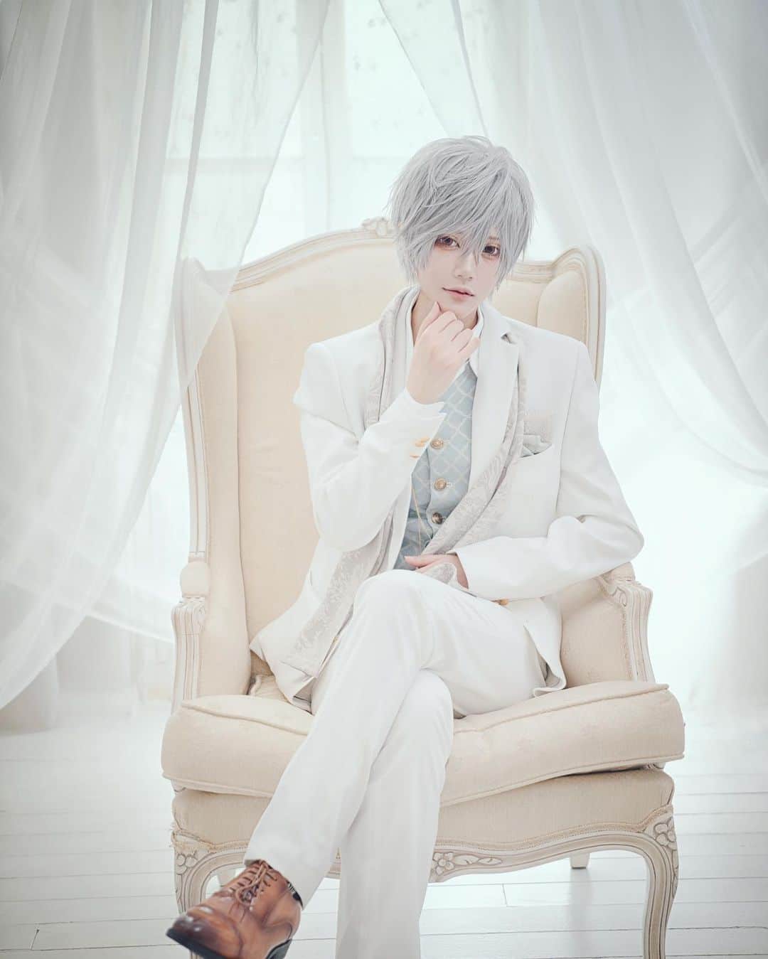 赤羽律のインスタグラム：「【 君の血、ちょうだい …？】 . . P＊ kyanchan .  #オリジナル創作 #コスプレ #コスプレイヤー #バンパイヤ  #makeup #original #cosplay #cosplayer #vampire #少年 #銀髪少年 #BL #gay #男装女子 #crossplay #red #silverhair #中世期 #貴族 #noble #white #真っ白 #吸血鬼 #白」