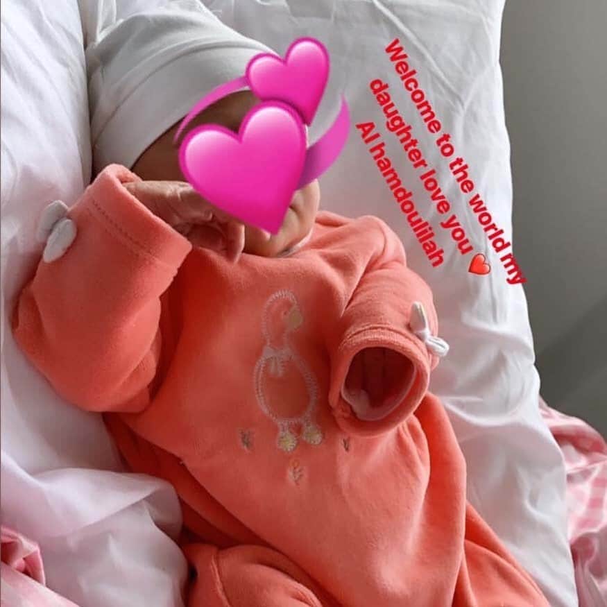 シャルケ04さんのインスタグラム写真 - (シャルケ04Instagram)「👶🏽 @a.harit14's baby daughter has been born! 🙌 Congratulations, Amine 💙 . . #S04 #Knappen #Königsblau #Amine #Harit #Father #Birthday #Baby #Daughter」5月28日 18時13分 - s04