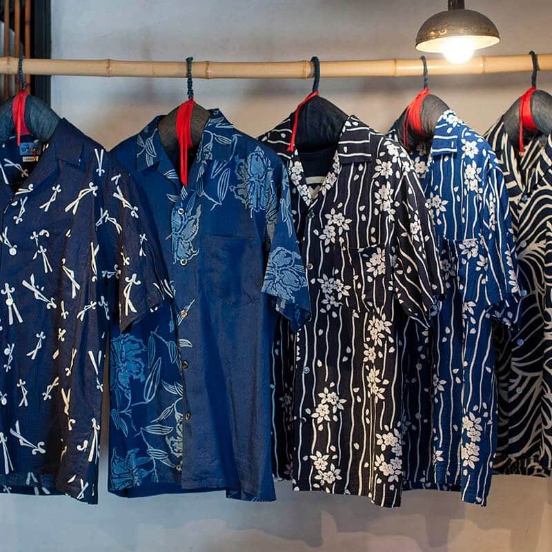 ハリウッドランチマーケットさんのインスタグラム写真 - (ハリウッドランチマーケットInstagram)「【BLUE BLUE JAPAN】PRINTED SHIRTS COLLECTION﻿ オクラに、BLUE BLUE JAPANのシャツが入荷しました。 ﻿ ﻿ ▶詳細はストーリーのリンクをご覧ください。 ﻿﻿﻿﻿﻿﻿ ﻿﻿﻿ ﻿﻿﻿﻿﻿ ﻿﻿﻿﻿ #MRPORTERTheJapanEdit﻿ #bluebluejapan﻿ #hollywoodranchmarket #ハリウッドランチマーケット #blueblue #ブルーブルー #seilin #聖林公司」5月28日 18時23分 - seilin_official