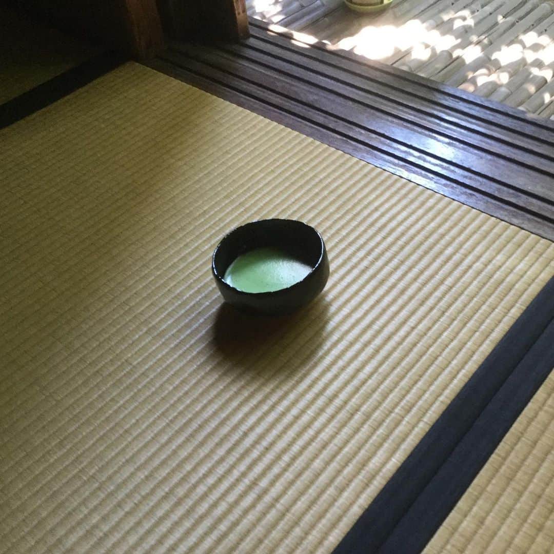 ヒロミチナカノさんのインスタグラム写真 - (ヒロミチナカノInstagram)「池之端江戸千家、月に二度の稽古日。仁阿弥道八❓の黒の楽茶碗で薄茶を頂きました。 #池之端江戸千家」5月28日 18時24分 - hiromichinakano_official