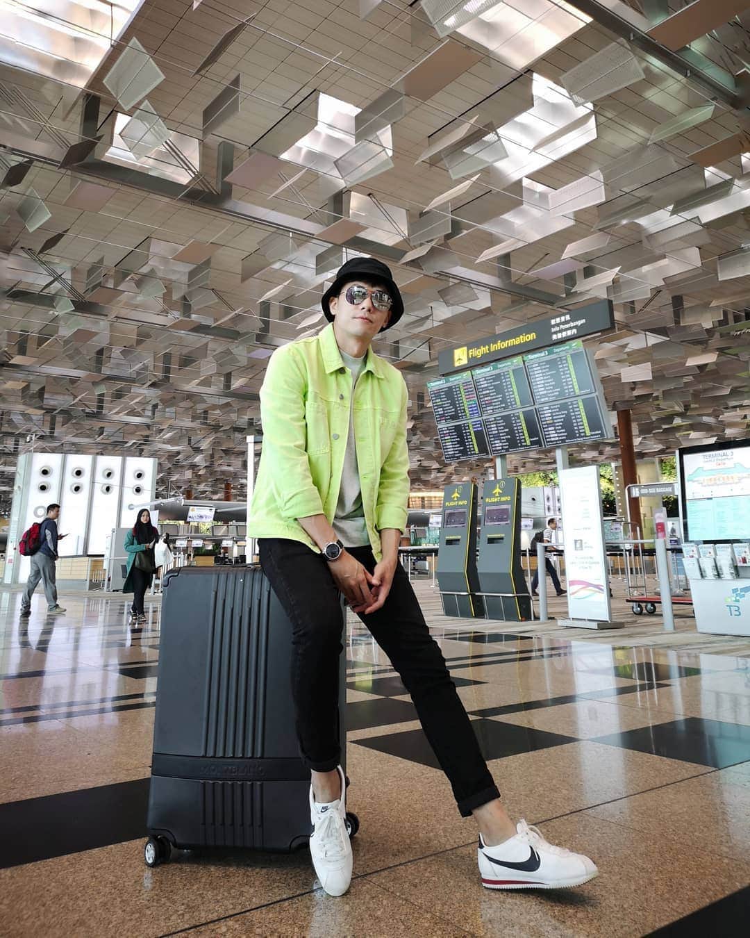 デスモンド・タンのインスタグラム：「Jetting off on a new journey. ✈ 新旅程，新奇迹。I love how the Creator makes plans that are filled with surprises. A detour is not a dead-end, it is just a new flight of wonders. Have faith and spread your wings! 🦅  台北我又回来咯! 这次你会给我怎样的惊喜?」