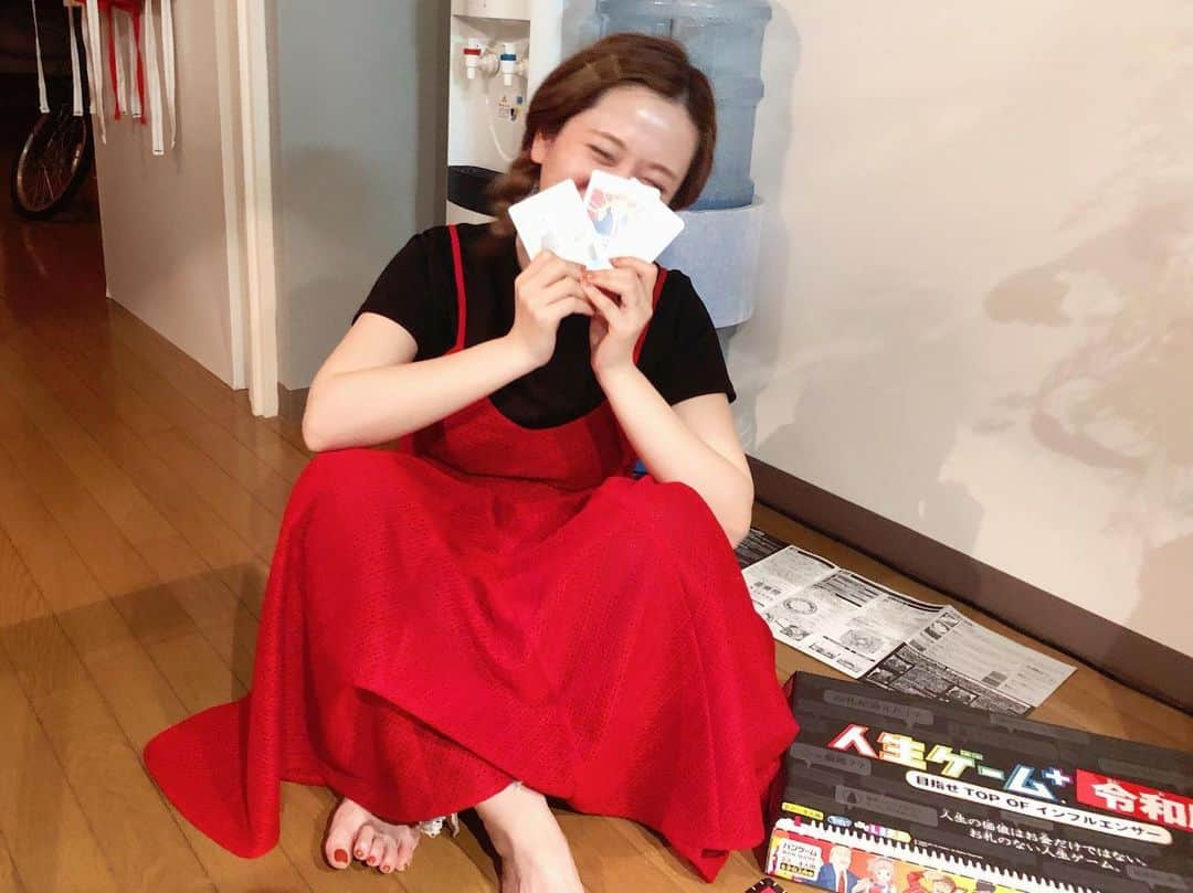 高山直子さんのインスタグラム写真 - (高山直子Instagram)「先日の姉ごはん会🍻❤️ 姉とあいぽんと犬たちと姉の家でごはん会😋 食後に届いたばかりの人生ゲーム+令和版やったんだけど、いま風すぎて3人で爆笑🤣🤣 わたしらの時代って人生ゲームでお金稼いでたけど←、なんと令和版はフォロワーの数で勝負なの。笑  すごい面白かったよー😂 6/1発売だって🥳  #ホームパーティ#お家ごはん#夜ごはん #人生ゲーム#令和 #今も昔も車に乗る方式 #dinner#homeparty#pr#sisters」5月28日 18時30分 - nao_70koro