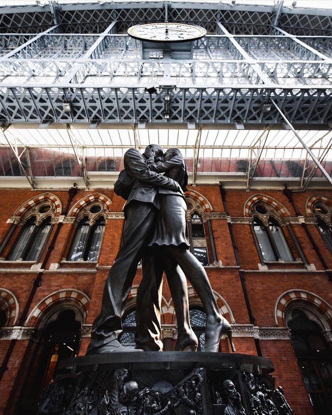 @LONDON | TAG #THISISLONDONさんのインスタグラム写真 - (@LONDON | TAG #THISISLONDONInstagram)「The clock at #StPancras above “The Meeting Place” sculpture by Paul Day. 📸 Photographed by @inst.will 👌🏼👌🏼 The statue divided opinion when it was unveiled - with art critics being extremely negative about it. Whereas many travellers who pass through the station love the spirit of travel and romance invoked by the piece. What do you think? 🤔 // #londonart #thisislondon #london」5月28日 18時30分 - london