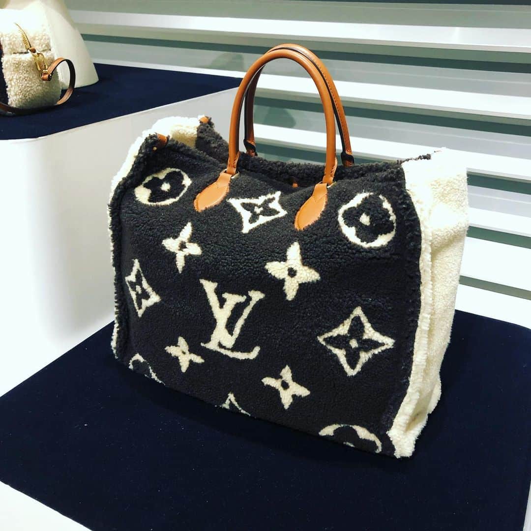 Rayさんのインスタグラム写真 - (RayInstagram)「憧れブランド✨﻿ #louisvuitton の発表会🎉﻿ ﻿ 早くも秋冬を感じるラインナップですっ！﻿ ・﻿ ステキなアイテムがたくさんあったけど、﻿ 注目はモコモコ素材のバッグたち❤️﻿ ﻿ モノグラムってやっぱり可愛い〜﻿ ﻿ ﻿  #ray﻿  #可愛いバッグ﻿  #って見るだけで上がりますよね﻿  #louisvuitton﻿ ﻿ ﻿」5月28日 18時31分 - ray.magazine