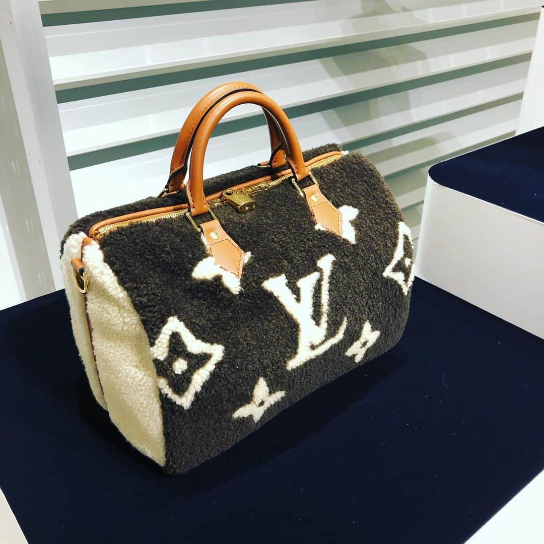 Rayさんのインスタグラム写真 - (RayInstagram)「憧れブランド✨﻿ #louisvuitton の発表会🎉﻿ ﻿ 早くも秋冬を感じるラインナップですっ！﻿ ・﻿ ステキなアイテムがたくさんあったけど、﻿ 注目はモコモコ素材のバッグたち❤️﻿ ﻿ モノグラムってやっぱり可愛い〜﻿ ﻿ ﻿  #ray﻿  #可愛いバッグ﻿  #って見るだけで上がりますよね﻿  #louisvuitton﻿ ﻿ ﻿」5月28日 18時31分 - ray.magazine