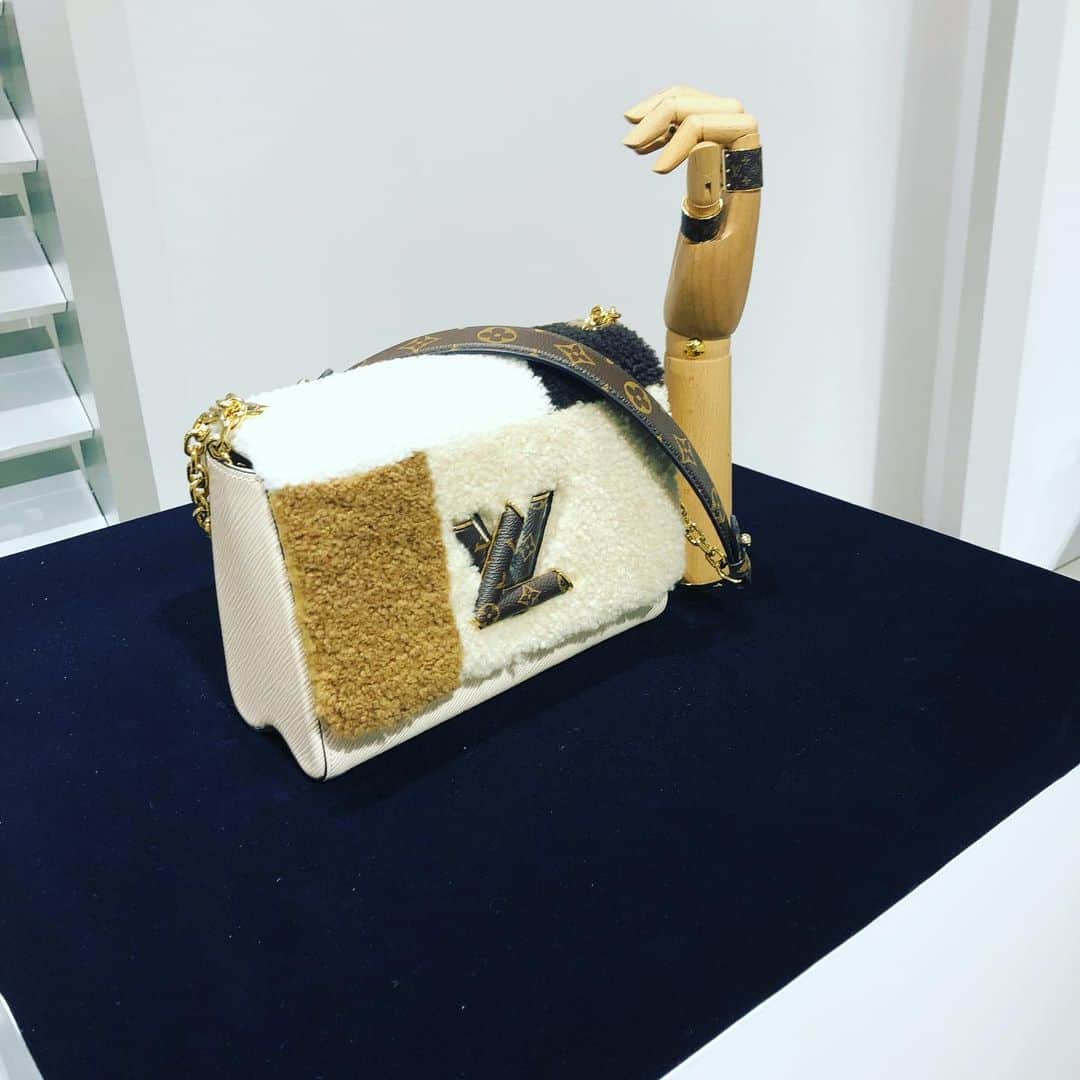 Rayさんのインスタグラム写真 - (RayInstagram)「憧れブランド✨﻿ #louisvuitton の発表会🎉﻿ ﻿ 早くも秋冬を感じるラインナップですっ！﻿ ・﻿ ステキなアイテムがたくさんあったけど、﻿ 注目はモコモコ素材のバッグたち❤️﻿ ﻿ モノグラムってやっぱり可愛い〜﻿ ﻿ ﻿  #ray﻿  #可愛いバッグ﻿  #って見るだけで上がりますよね﻿  #louisvuitton﻿ ﻿ ﻿」5月28日 18時31分 - ray.magazine