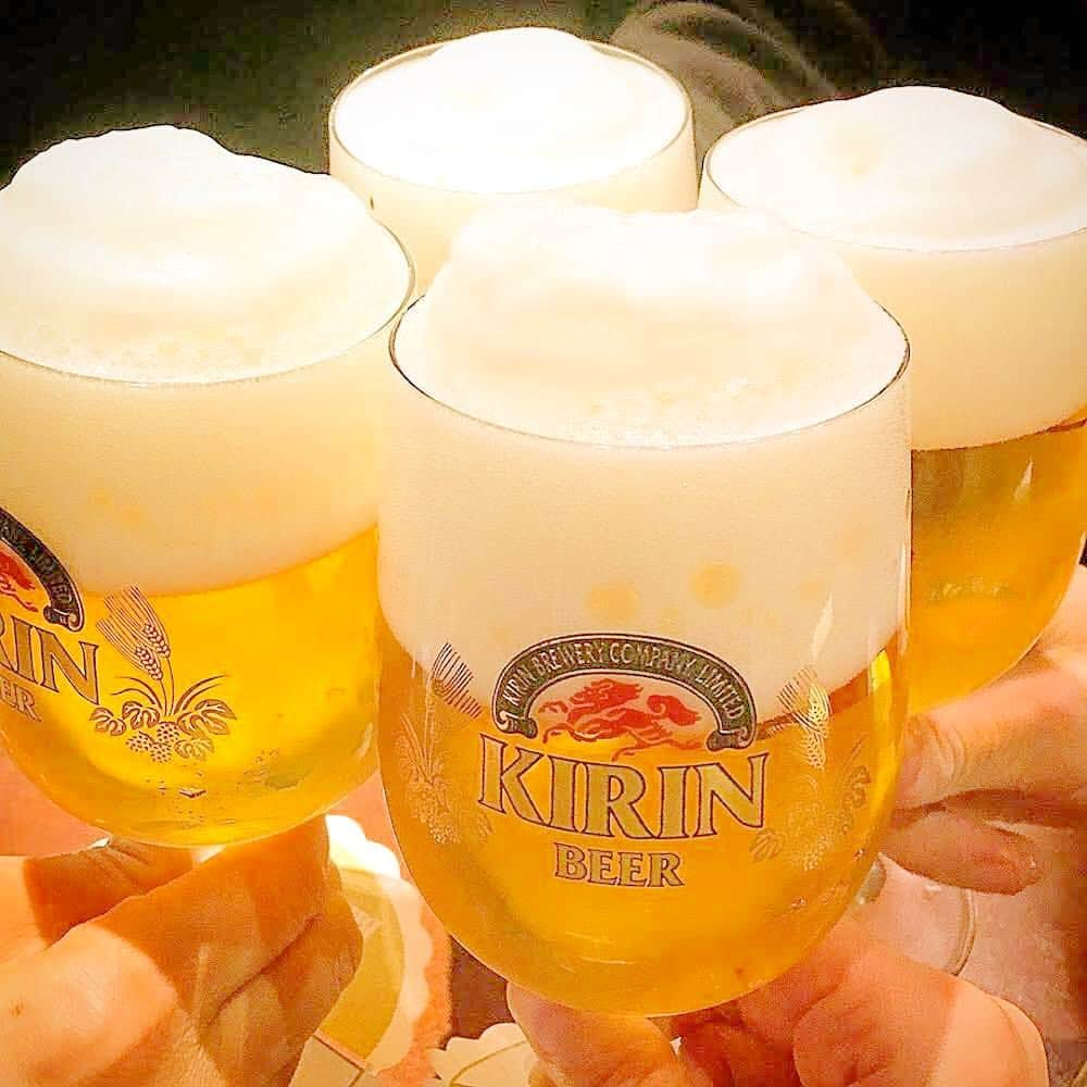 キリンビールさんのインスタグラム写真 - (キリンビールInstagram)「家族や友達、仕事仲間・・・﻿ みんなで #乾杯🍻 すると﻿ よりおいしくお酒を楽しめますよね😉✨﻿ ﻿ 今回は素敵な #乾杯ショット をいただいたので﻿ ご紹介させていただきます😊﻿ ﻿ １枚目﻿ 📷:@cochuhaha さん﻿ 🍺:ふわふわ泡のビールでカンパーイ😋👍🍻　#キリンブラウマイスター﻿ ﻿ 2枚目﻿ 📷:@nn88903 さん﻿ 🍺:SVBのクラフトビールで乾杯🍻✨ #スプリングバレーブルワリー﻿ ﻿ 3枚目﻿ 📷:@eri_do_ob さん﻿ 🍺:みんなでビールを😍💕 #飲み比べ️﻿ ﻿ 4枚目﻿ 📷:@love_child92 さん﻿ 🍺: #一番搾りフローズン生 ❄で女子会😉👌﻿ ﻿ ﻿ みなさんの素敵な乾杯ショットを #きょうのキリン で教えてくれたらうれしいです😊﻿ ステキな写真をありがとうございました👏﻿ ﻿ ﻿ #ビール好きと繋がりたい #チューハイ好きと繋がりたい #お酒好きと繋がりたい #ビアスタグラム #キリン #キリンビール #ビールのある生活 #乾杯 #カンパイ #仲間と乾杯 #ビール女子 #ビール男子 #キリンシティ #クラフトビール #とりあえずビール #kirinbeer #beer #kirin」5月28日 18時32分 - kirin_brewery